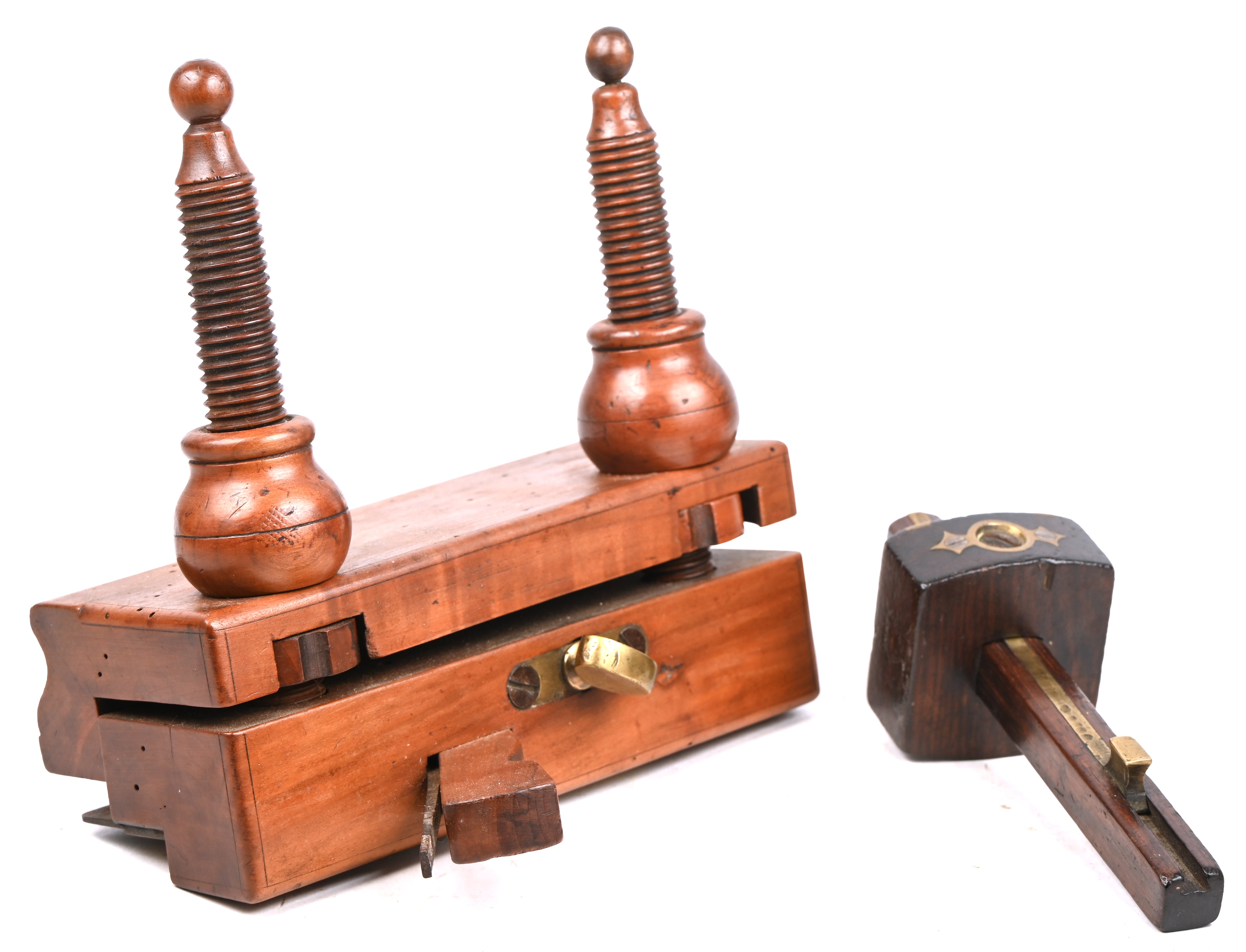 Een set van twee houtbewerkings gereedschappen, Een kruishout (Gent), en een Veerploeg (type schaaf) Een set van twee houtbewerkings gereedschappen, Een kruishout (Gent), en een Veerploeg (type schaaf).