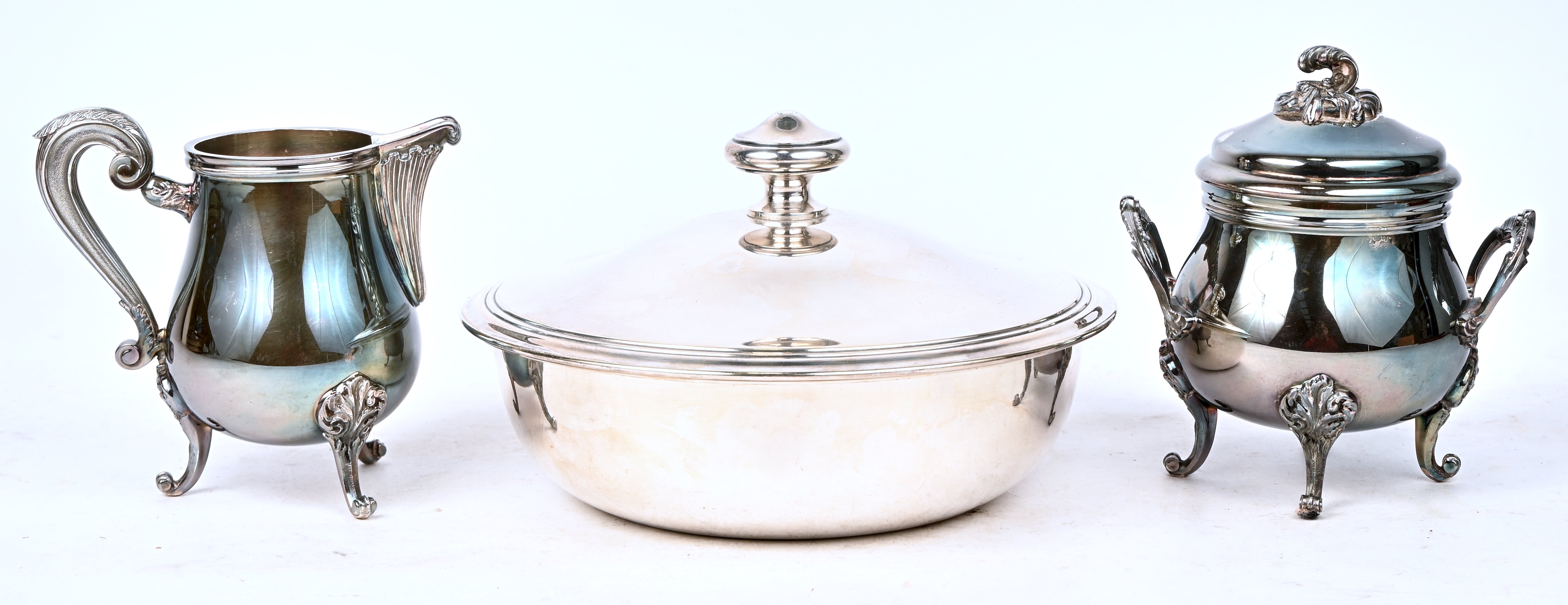 Een melkkannetje, een suikerpot en een kleine terrine met deksel. Gemerkt Christofle Een melkkannetje, een suikerpot en een kleine terrine met deksel. Gemerkt Christofle.