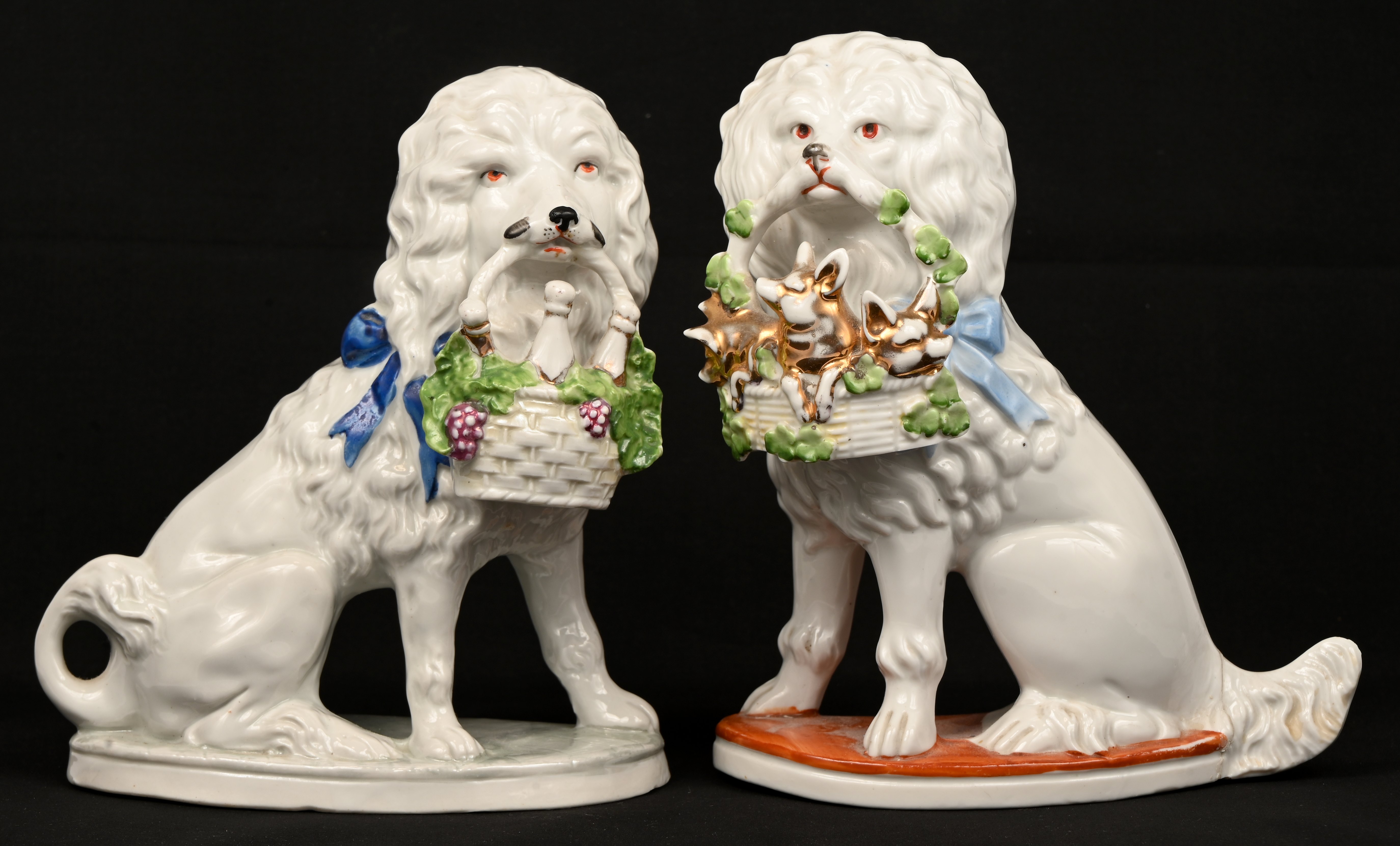 Twee meerkleurig geglazuurde aardewerken Staffordshire honden waarvan één gelijmd aan de staart. Eén gemerkt ‘Germany 2501’, de andere ‘7510’ Twee meerkleurig geglazuurde aardewerken Staffordshire honden waarvan één gelijmd aan de staart. Eén gemerkt ‘Germany 2501’, de andere ‘7510’.