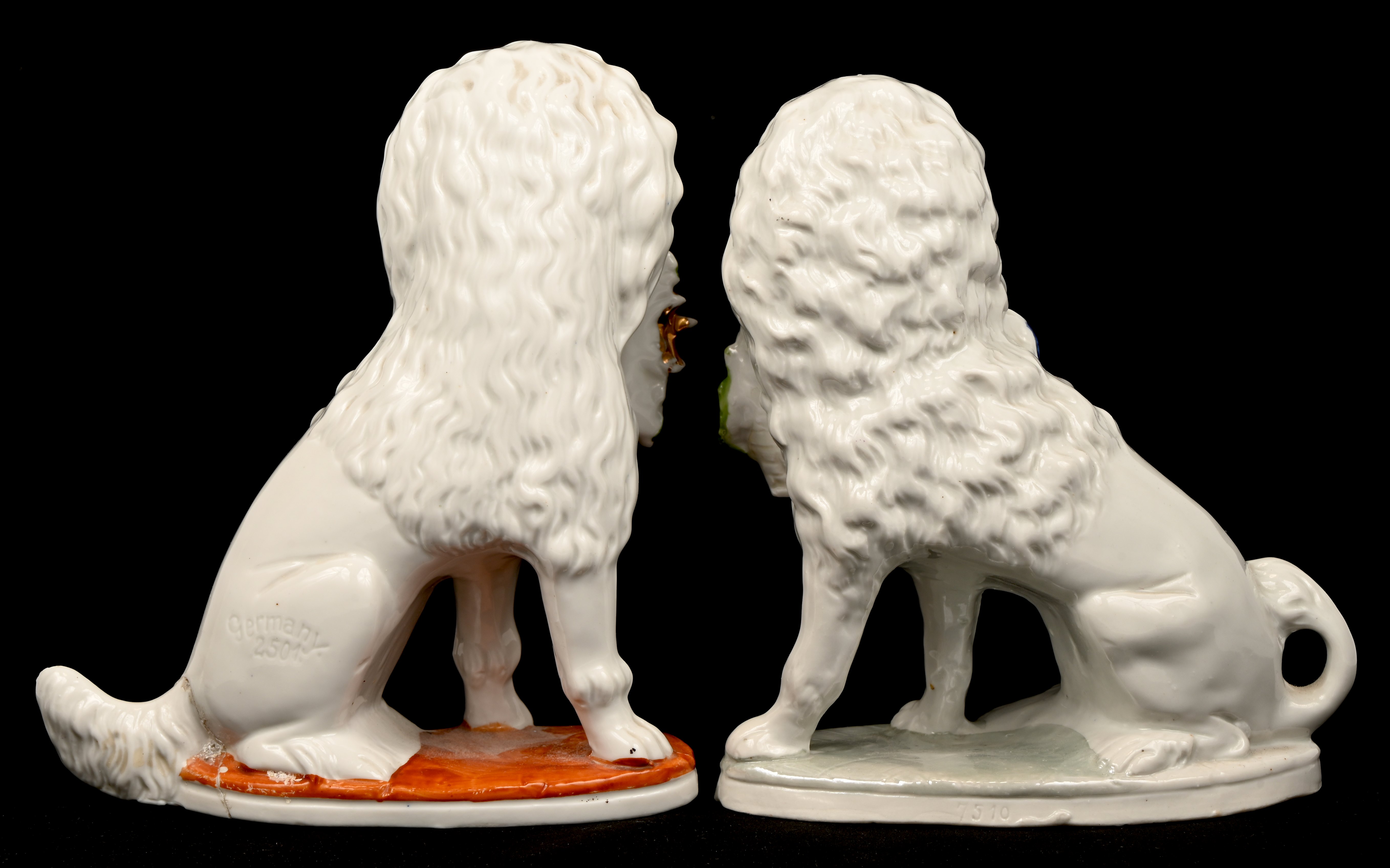 Twee meerkleurig geglazuurde aardewerken Staffordshire honden waarvan één gelijmd aan de staart. Eén gemerkt ‘Germany 2501’, de andere ‘7510’ Twee meerkleurig geglazuurde aardewerken Staffordshire honden waarvan één gelijmd aan de staart. Eén gemerkt ‘Germany 2501’, de andere ‘7510’.