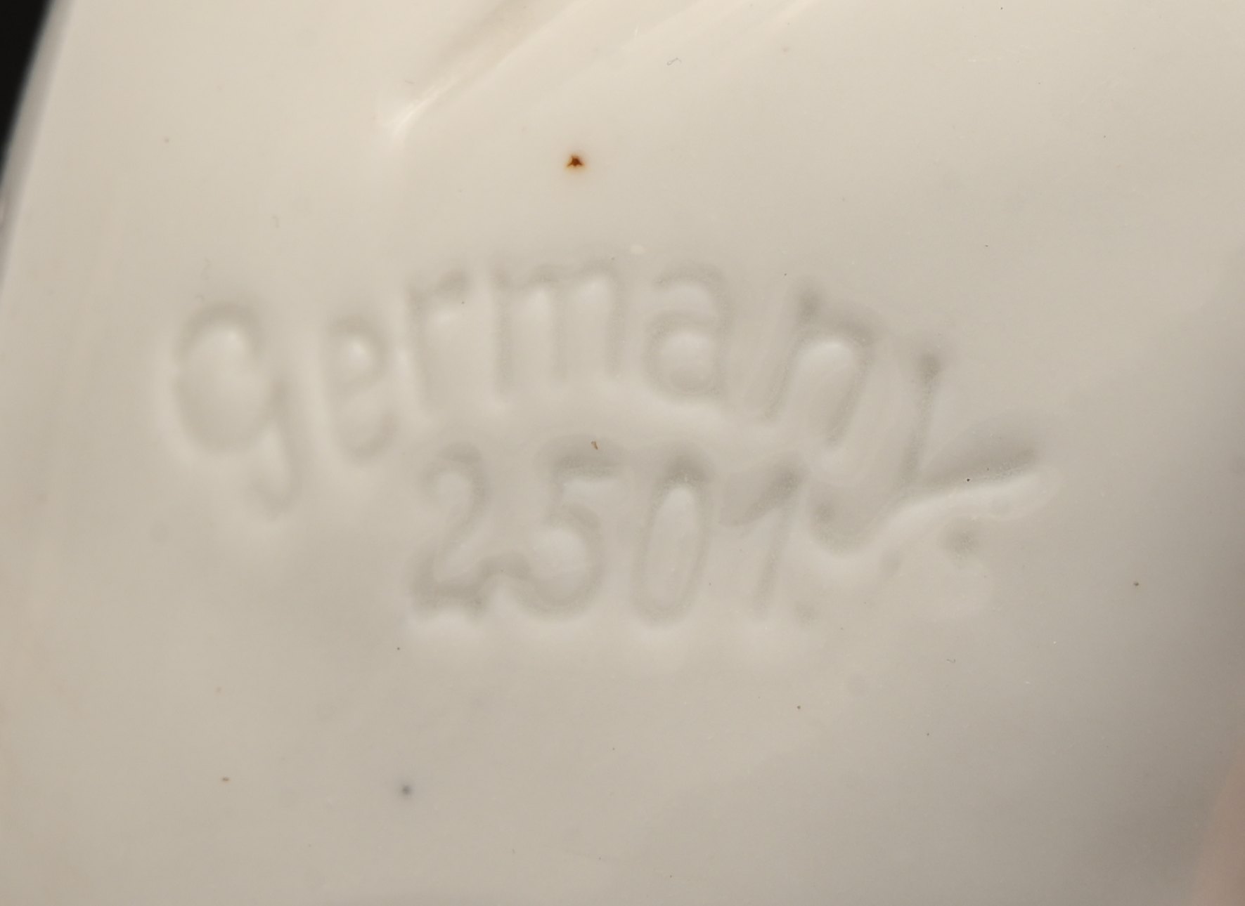 Twee meerkleurig geglazuurde aardewerken Staffordshire honden waarvan één gelijmd aan de staart. Eén gemerkt ‘Germany 2501’, de andere ‘7510’ Twee meerkleurig geglazuurde aardewerken Staffordshire honden waarvan één gelijmd aan de staart. Eén gemerkt ‘Germany 2501’, de andere ‘7510’.