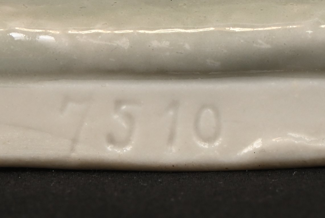 Twee meerkleurig geglazuurde aardewerken Staffordshire honden waarvan één gelijmd aan de staart. Eén gemerkt ‘Germany 2501’, de andere ‘7510’ Twee meerkleurig geglazuurde aardewerken Staffordshire honden waarvan één gelijmd aan de staart. Eén gemerkt ‘Germany 2501’, de andere ‘7510’.