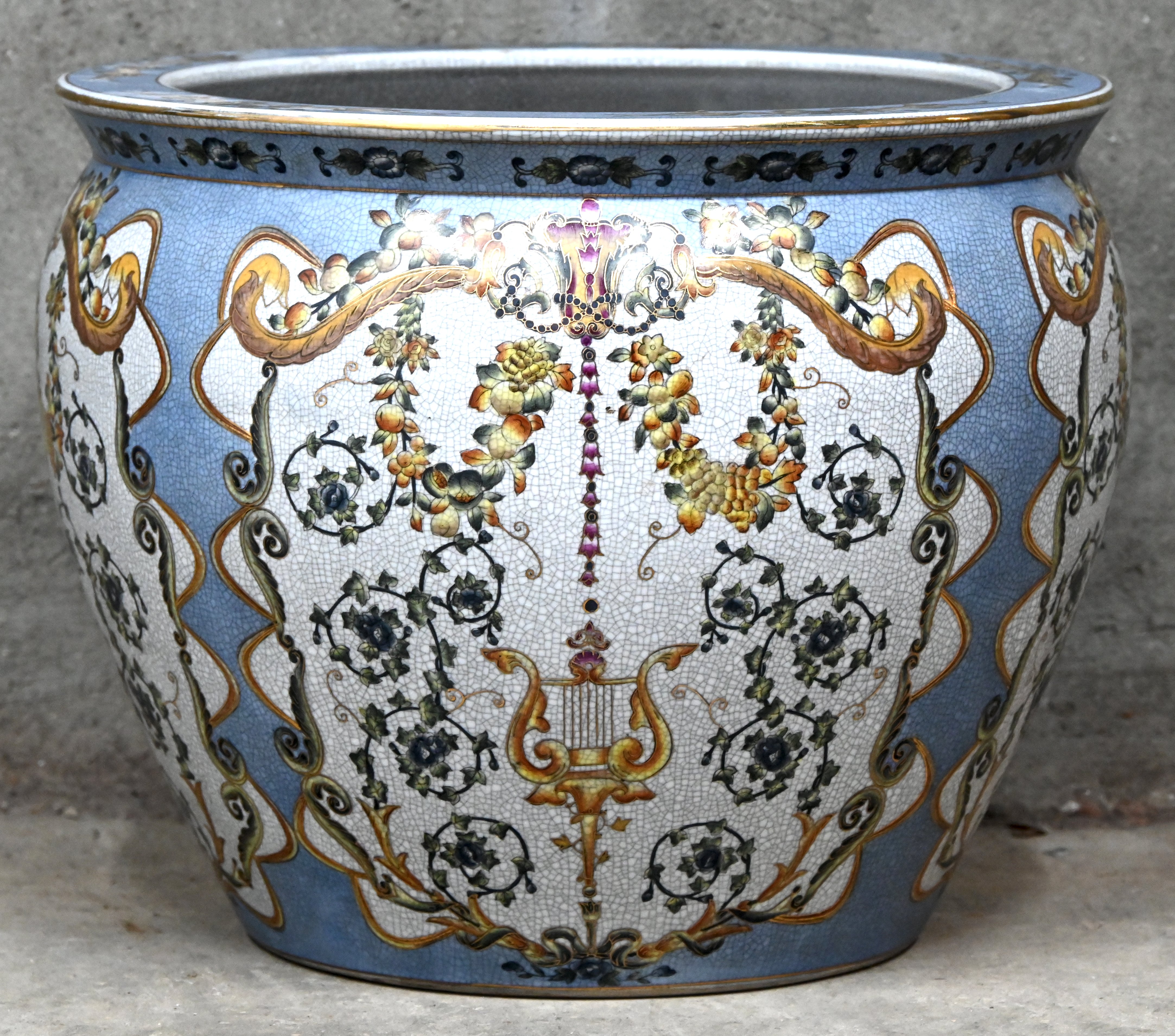 Een grote cache-pot, rijkelijk gedecoreerd met harpen en bloemenguirlandes. Gemerkt Dominic Een grote cache-pot, rijkelijk gedecoreerd met harpen en bloemenguirlandes. Gemerkt Dominic.