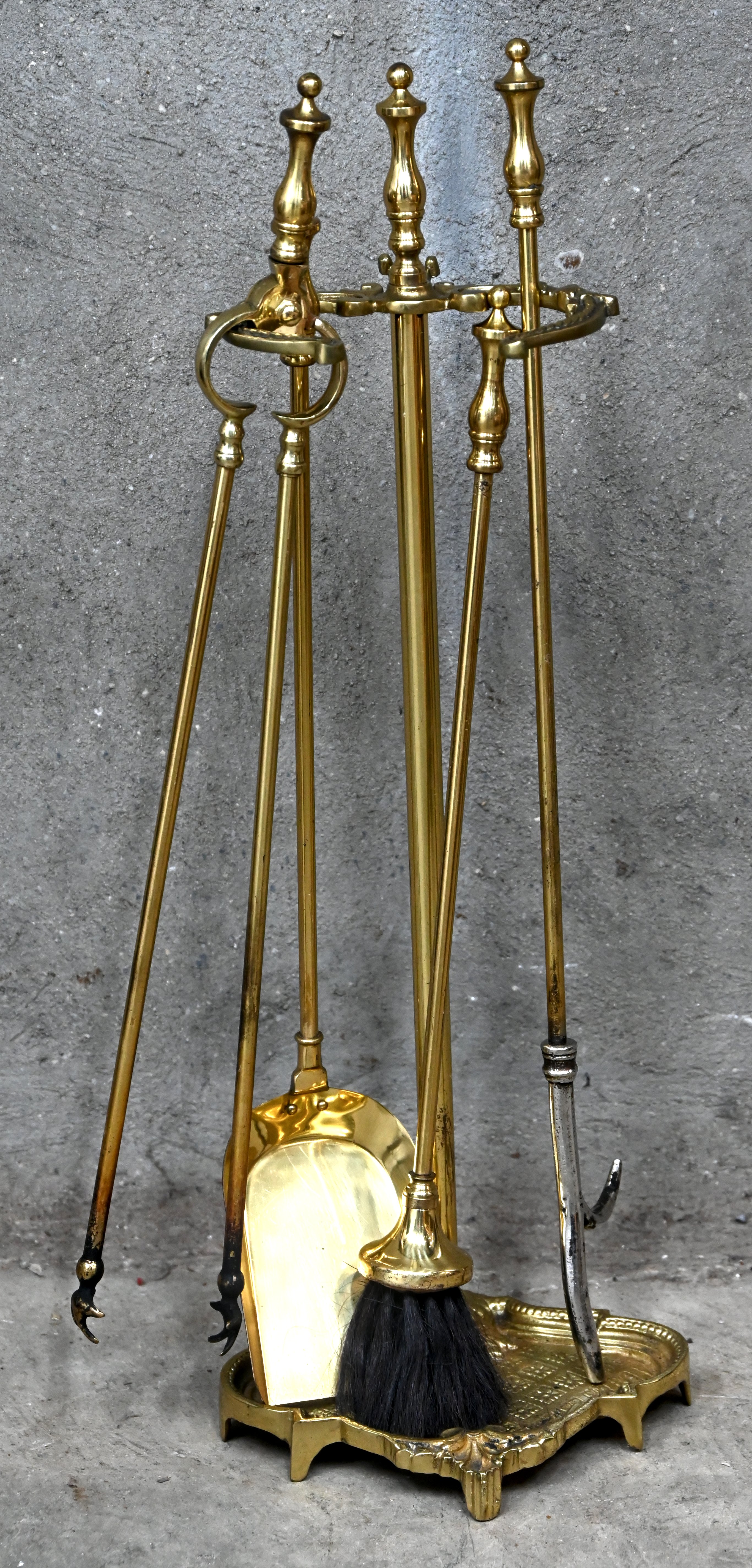 Een messingen haardstel Een messingen haardstel.