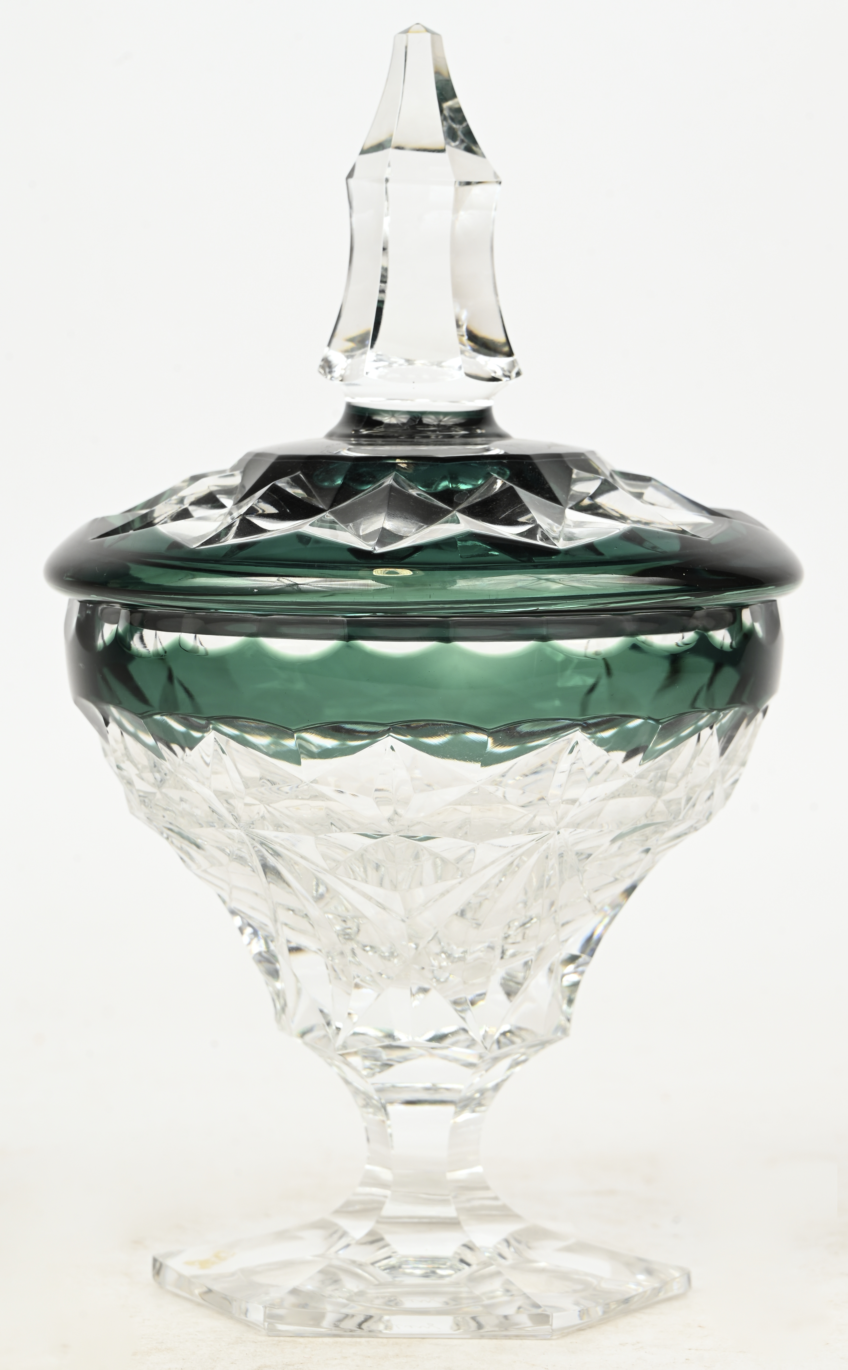 Een kristallen bonbonnière, groen in de massa gekleurd, onderaan getekend Val Saint Lambert en M Een kristallen bonbonnière, groen in de massa gekleurd, onderaan getekend Val Saint Lambert en M.