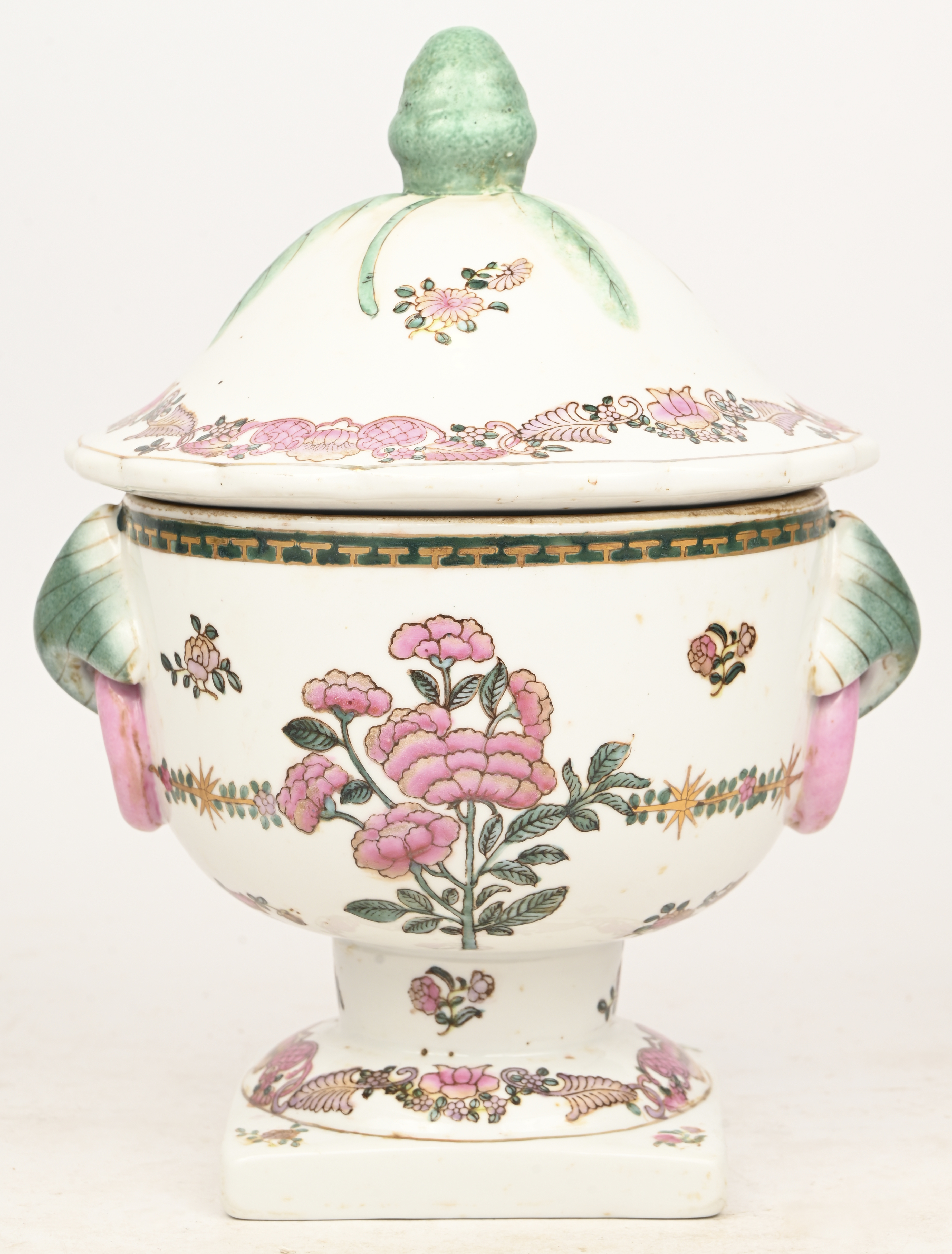 Een Chinese dekselpot in Famille Rose stijl, onderaan gemerkt Een Chinese dekselpot in Famille Rose stijl, onderaan gemerkt.