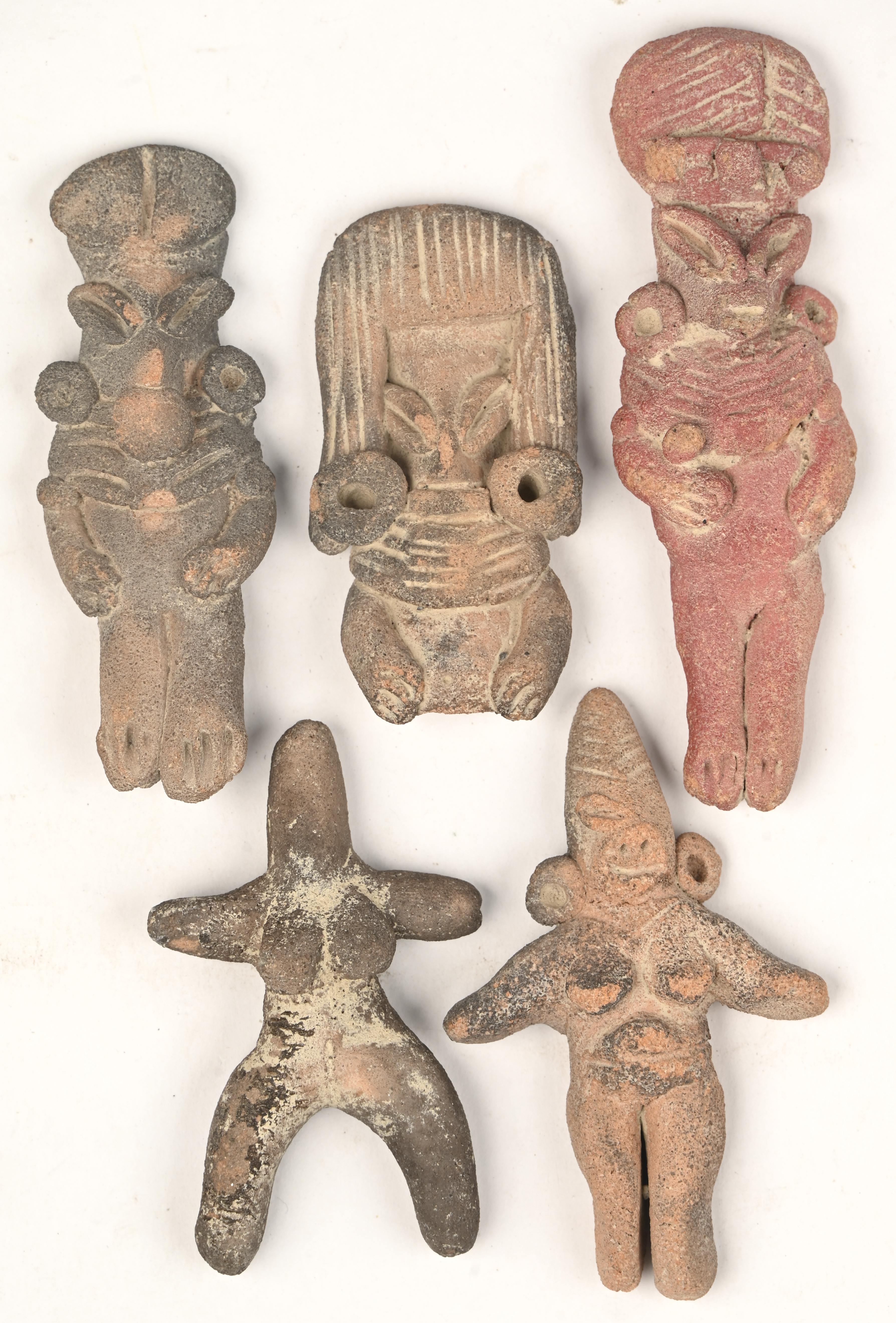 Vijf aardewerken beeldjes in precolumbiaanse stijl Vijf aardewerken beeldjes in precolumbiaanse stijl.