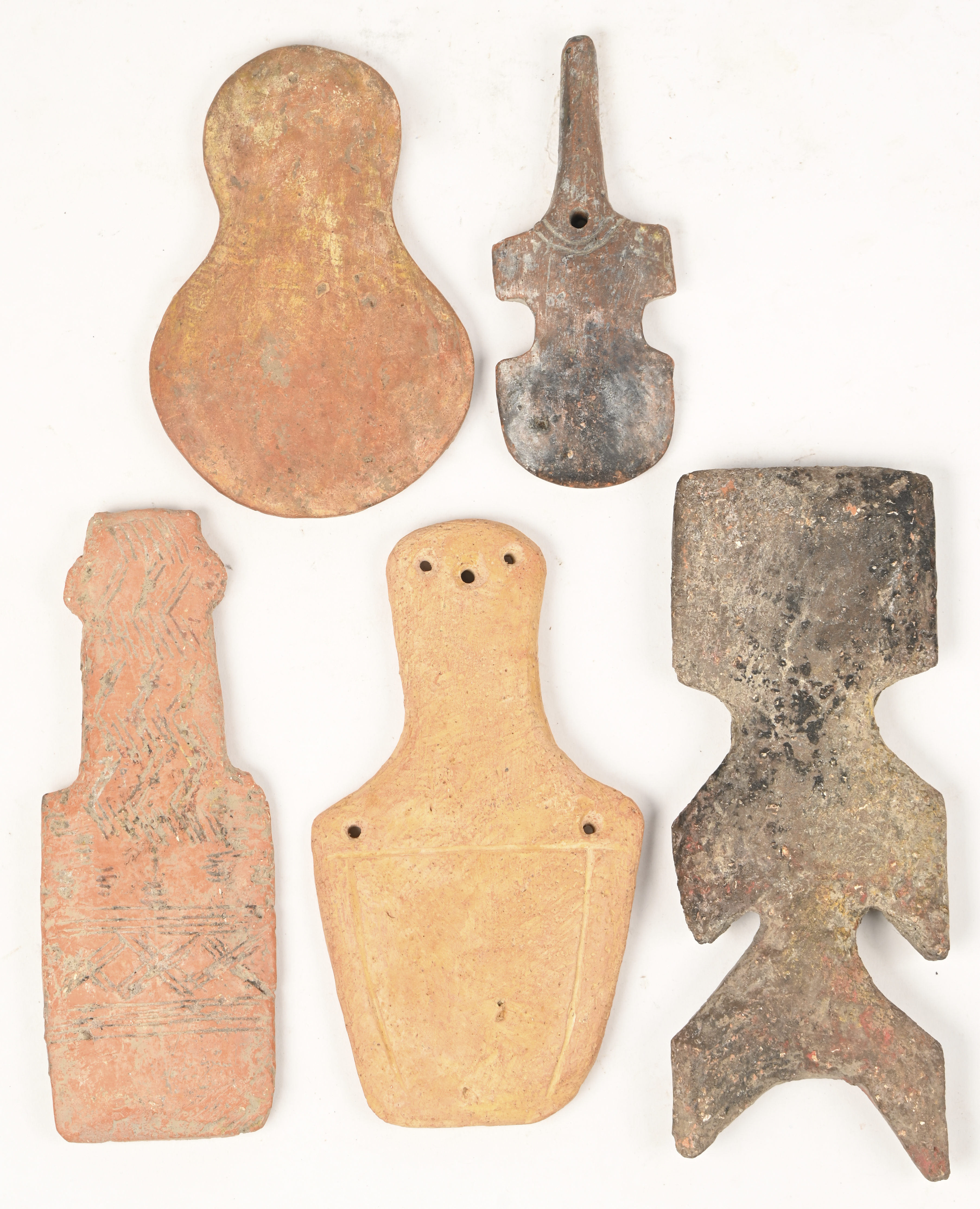 Vijf aardewerken voorwerpen naar de oudheid. Verschillende herkomsten Vijf aardewerken voorwerpen naar de oudheid. Verschillende herkomsten.