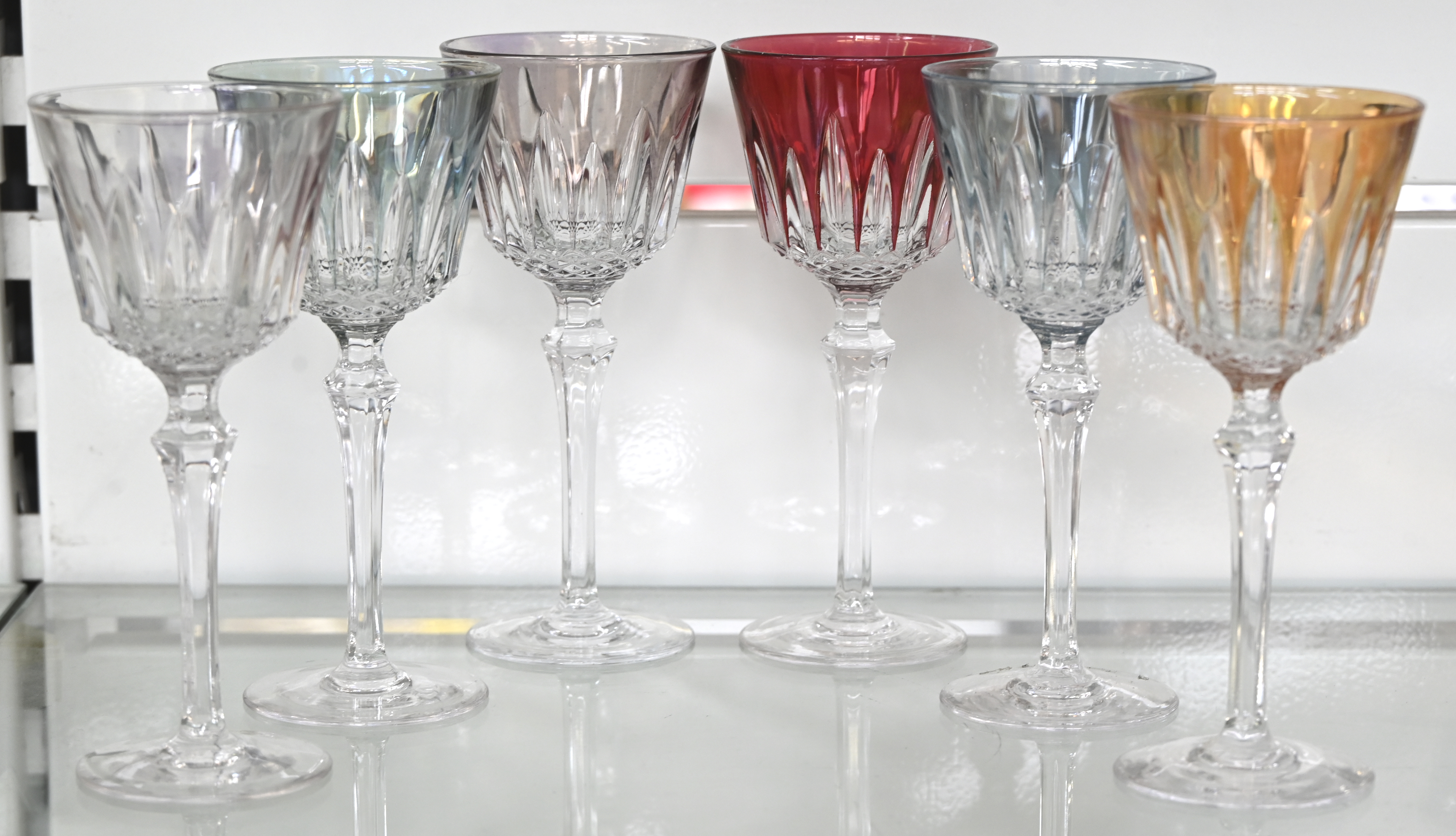 Zes gekleurde wijnglazen in originele doos. Made un France Zes gekleurde wijnglazen in originele doos. Made un France.