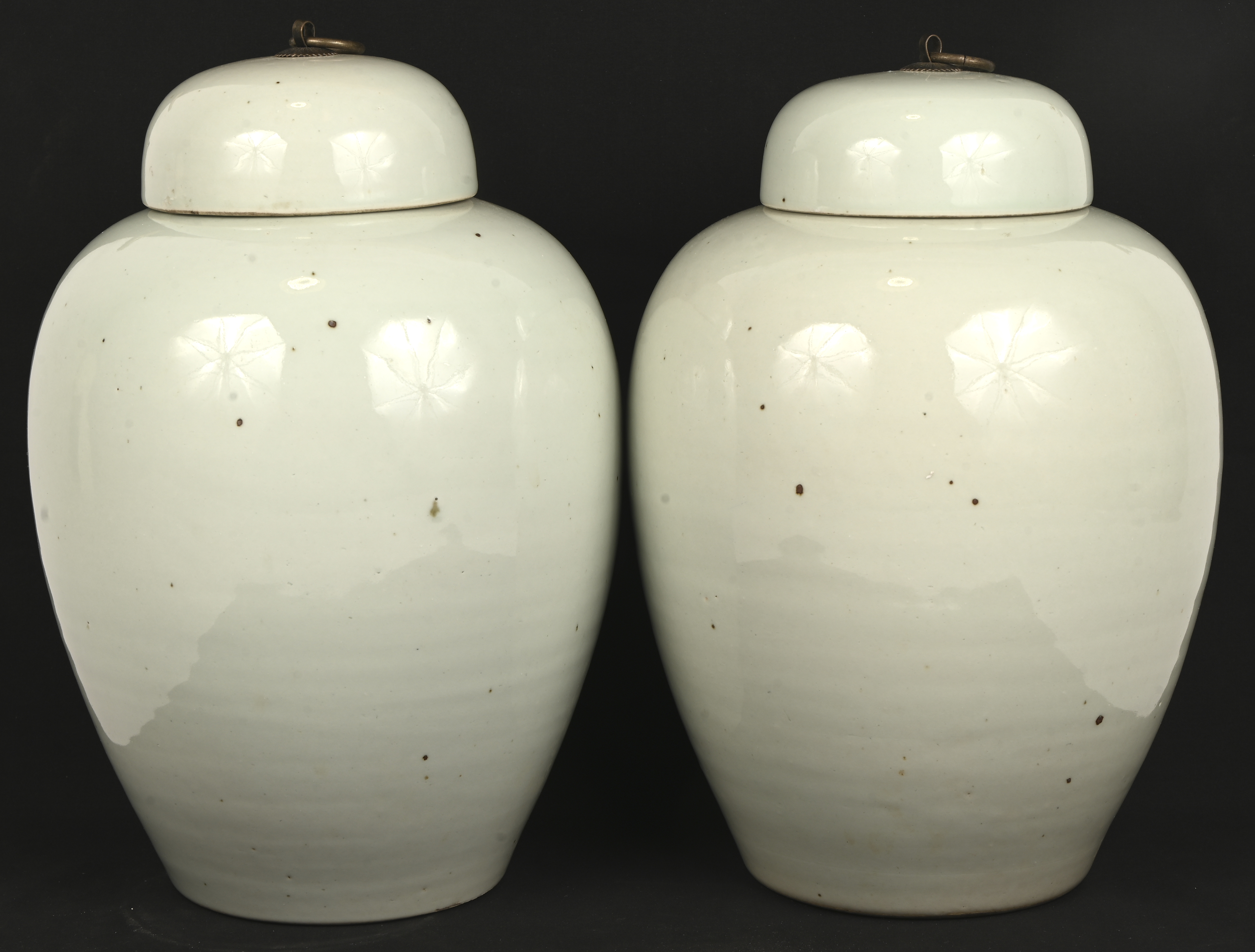 Een paar dekselpotten van Blanc de Chine aardewerk Een paar dekselpotten van Blanc de Chine aardewerk.