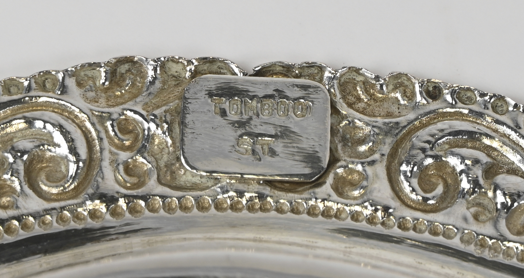 Een paar flessenonderzetters van zilver met gedreven florale fries. Indonesisch werk Een paar flessenonderzetters van zilver met gedreven florale fries. Indonesisch werk. 295 g AR28-30