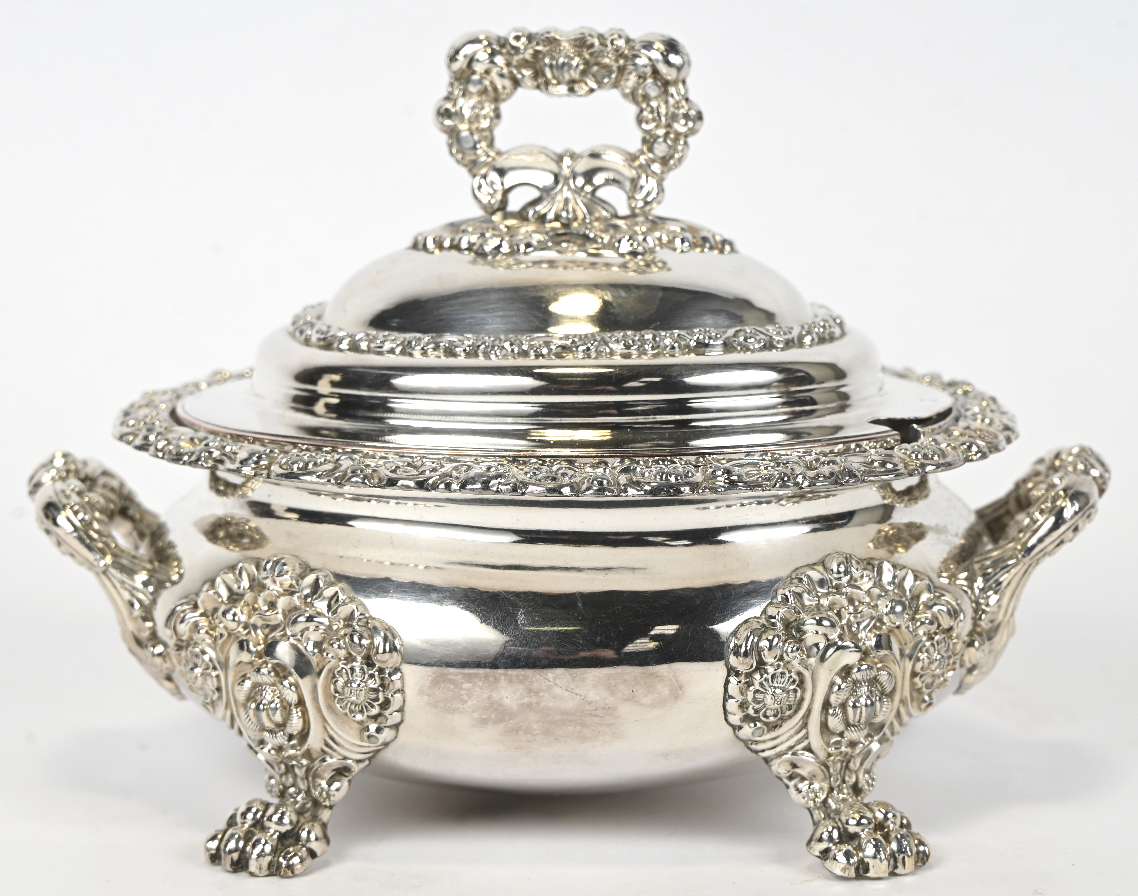 Een zware verzilverde boterpot met binnenbak en deksel. O^vier klauwpoten en met twee oren. Victoriaanse stijl Een zware verzilverde boterpot met binnenbak en deksel. O^vier klauwpoten en met twee oren. Victoriaanse stijl. AR20