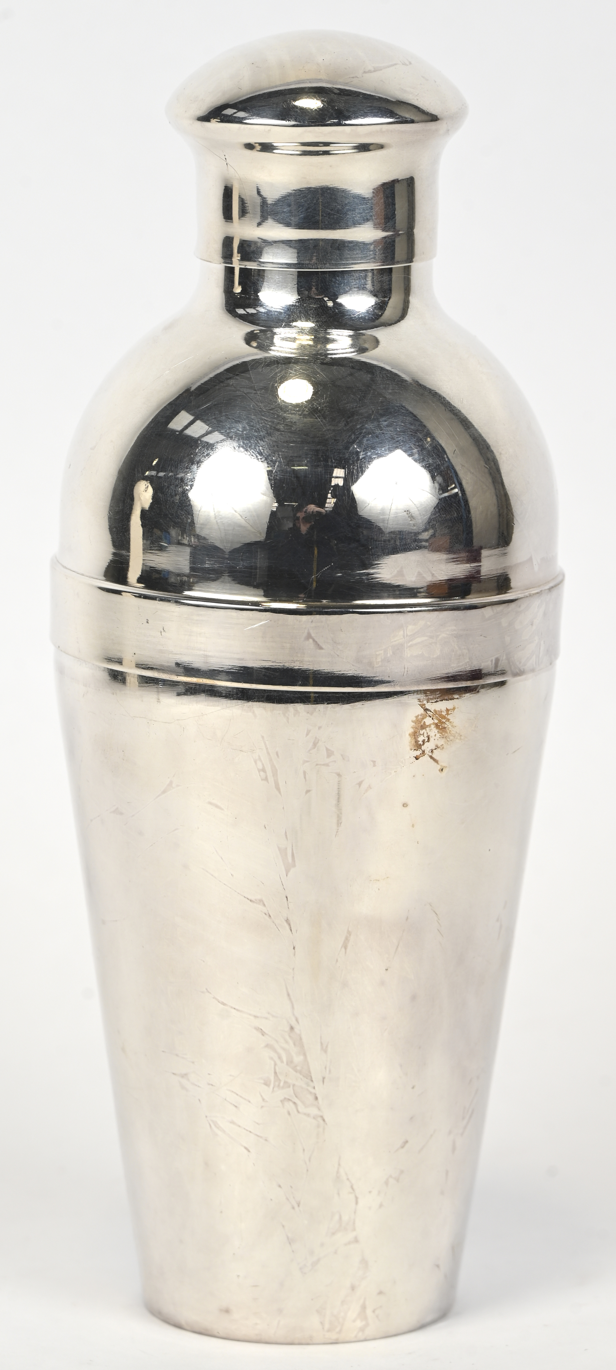 Een verzilverd metalen cocktailshaker. Onderaan gemerkt Een verzilverd metalen cocktailshaker. Onderaan gemerkt. AR7