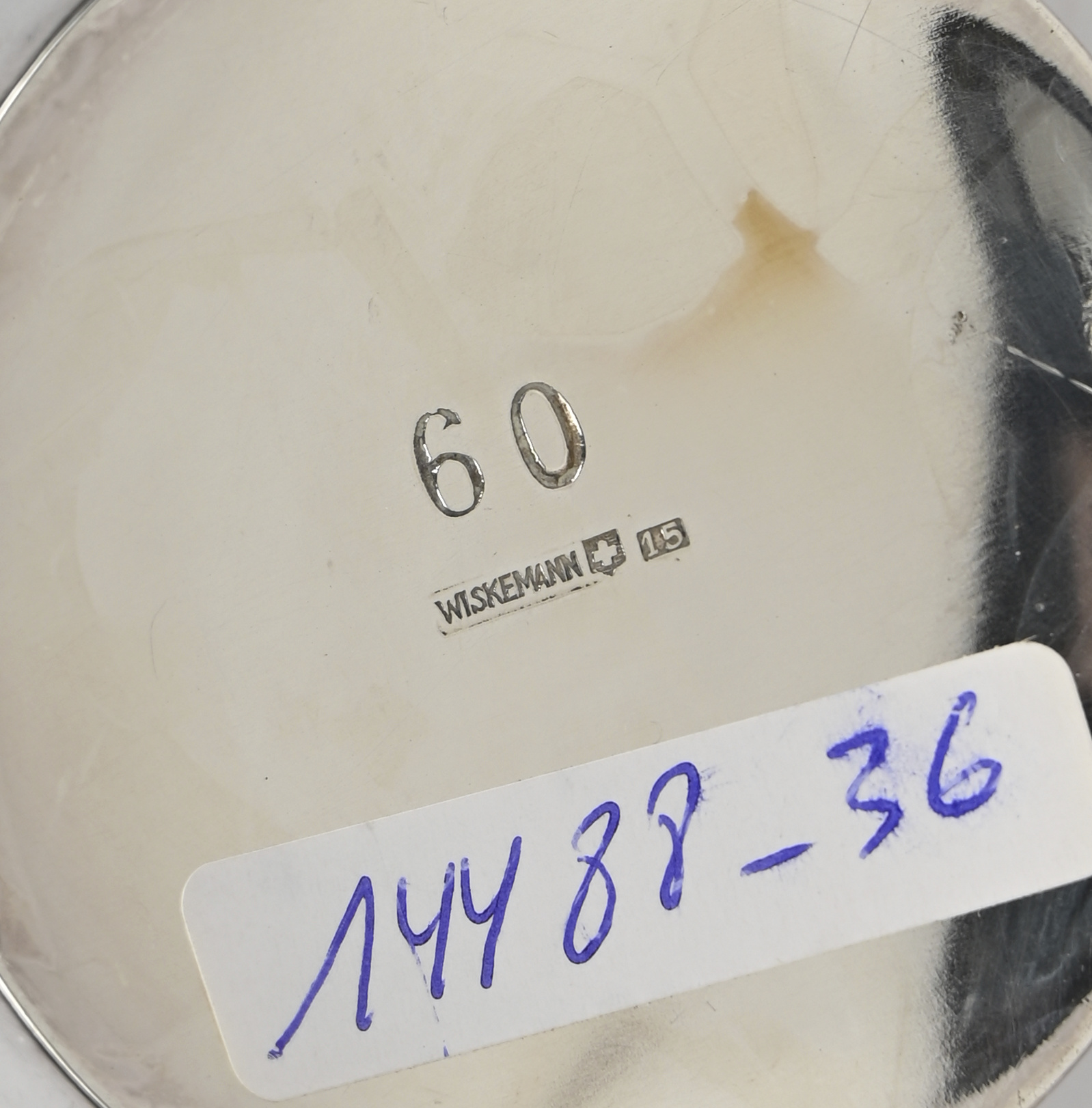 Een verzilverd metalen cocktailshaker. Onderaan gemerkt Een verzilverd metalen cocktailshaker. Onderaan gemerkt. AR7