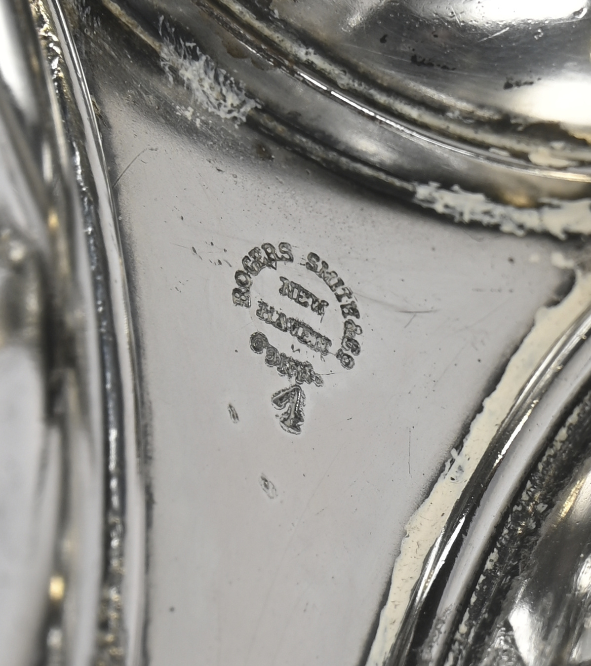 Een hors d’oeuvreschaaltje met drie coupes, gedragen door putti en handvat in de vorm van een naakt. Eén putto opnieuw te solderen Een hors d’oeuvreschaaltje met drie coupes, gedragen door putti en handvat in de vorm van een naakt. Eén putto opnieuw te solderen. AR19