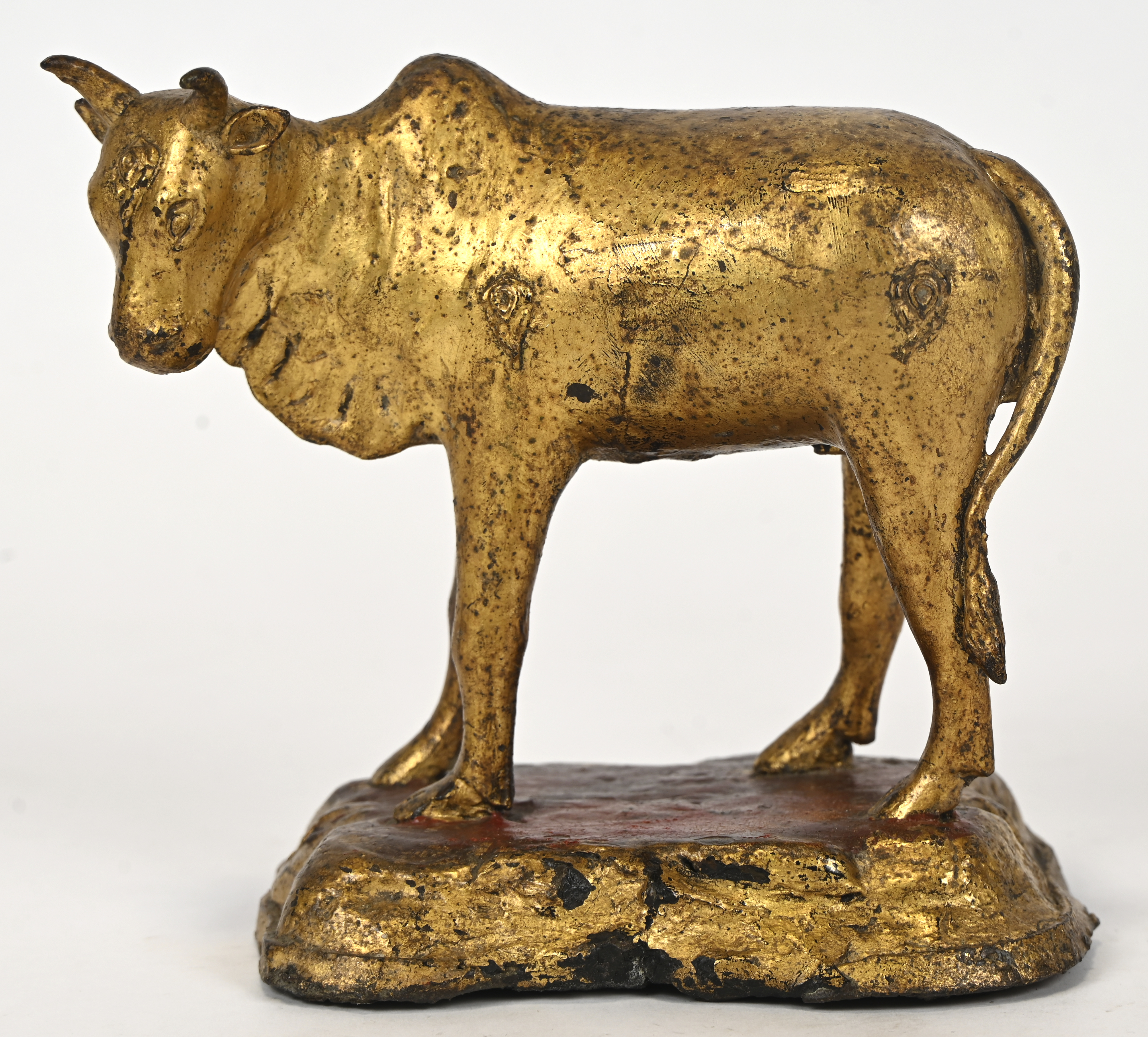 Een verguld beeldje van een stier. Thais werk Een verguld beeldje van een stier. Thais werk. KS