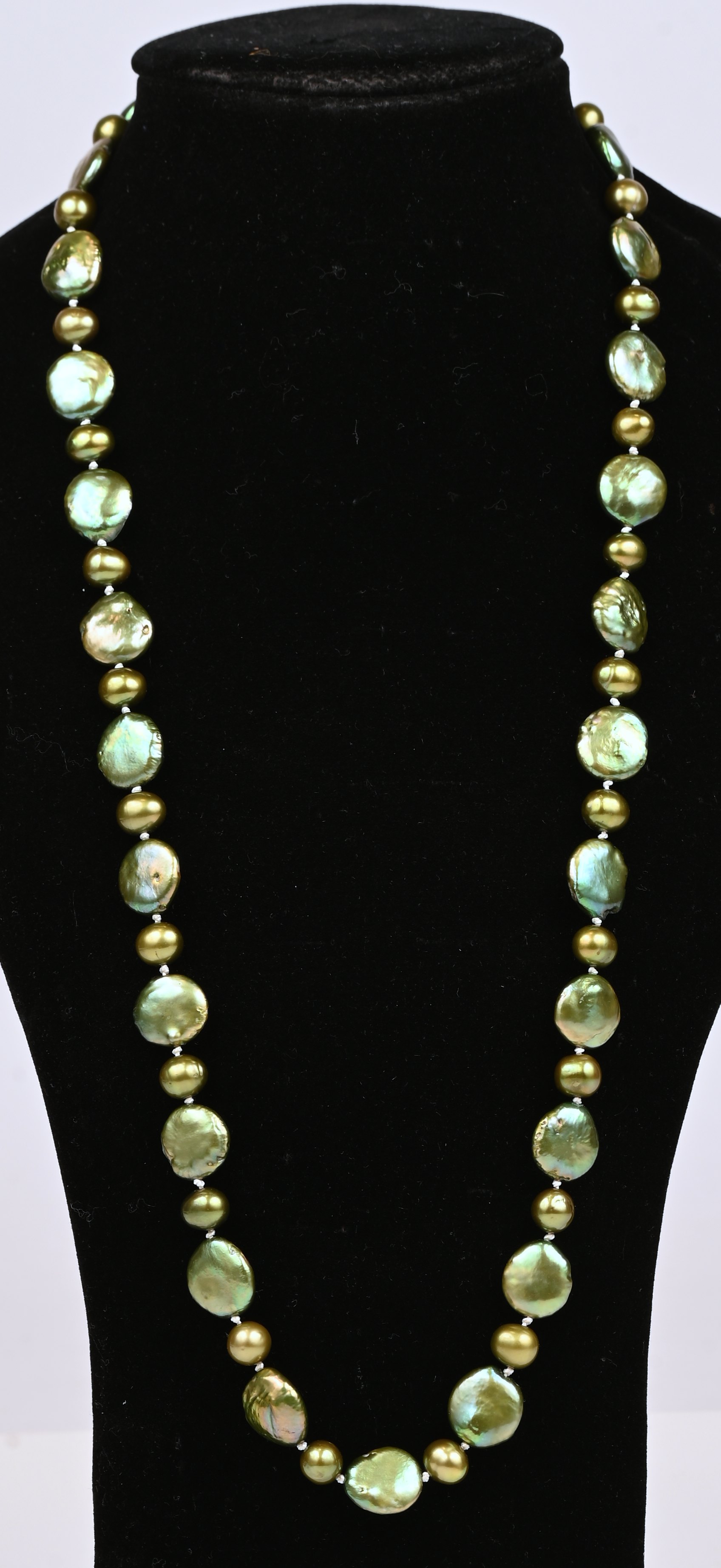 Een halssnoer met groene barock parels Een halssnoer met groene barock parels.