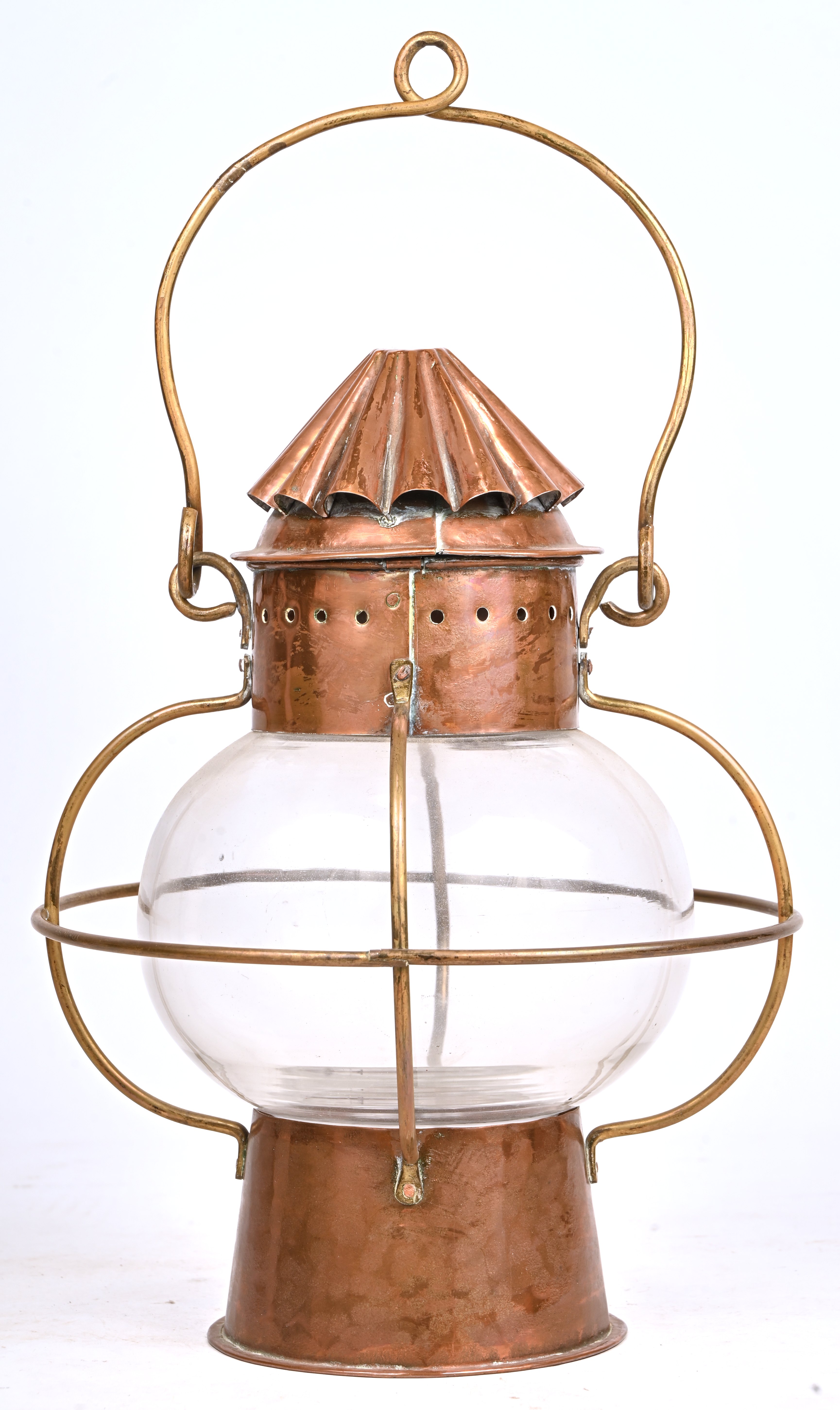 Een koperen lantaarn met een bolvormige glazen blaker Een koperen lantaarn met een bolvormige glazen blaker.