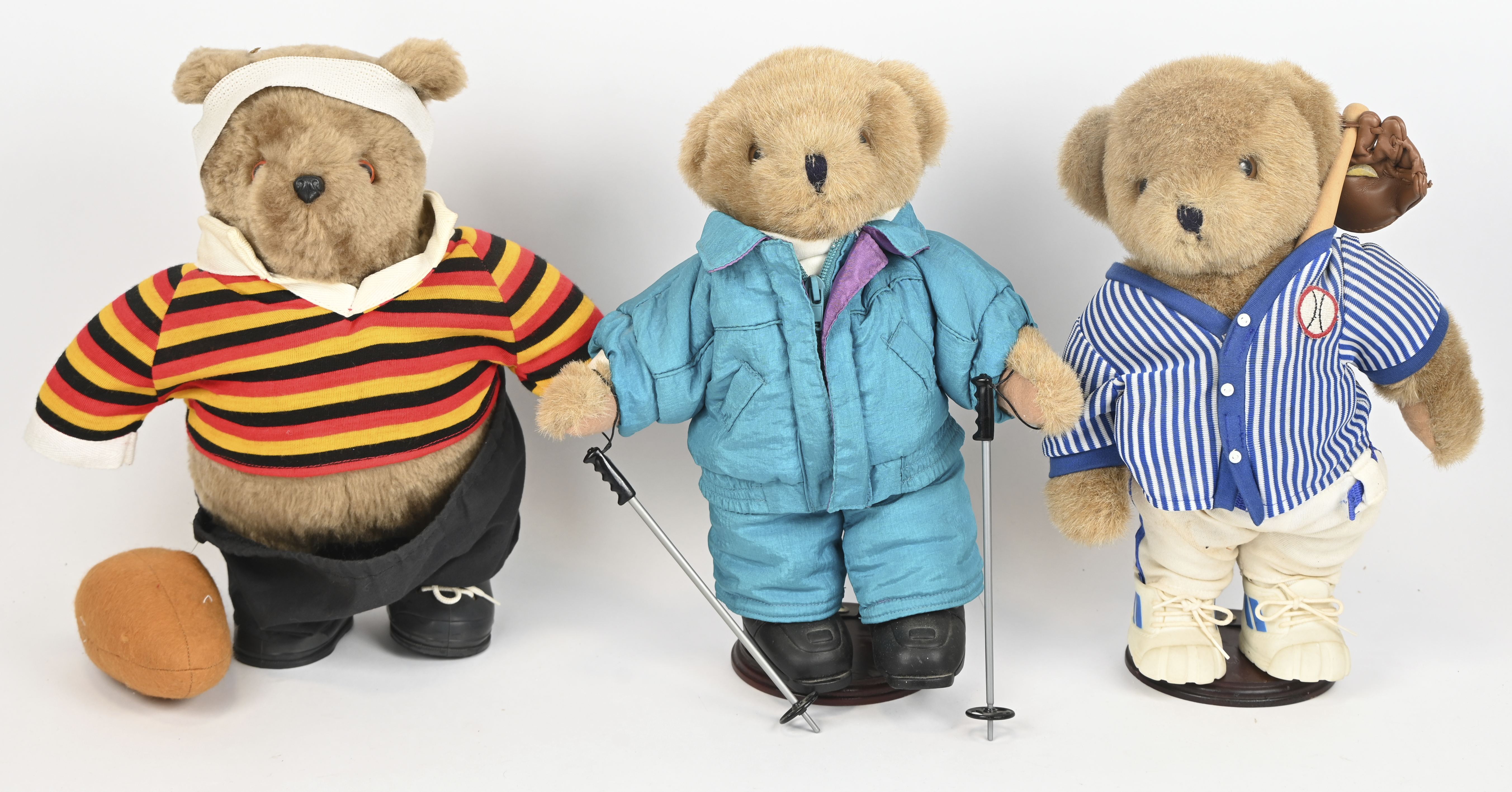 Drie knuffelberen in sportkledij. Een rugbyspeler, een baseball speler en een skiër Drie knuffelberen in sportkledij. Een rugbyspeler, een baseball speler en een skiër.
