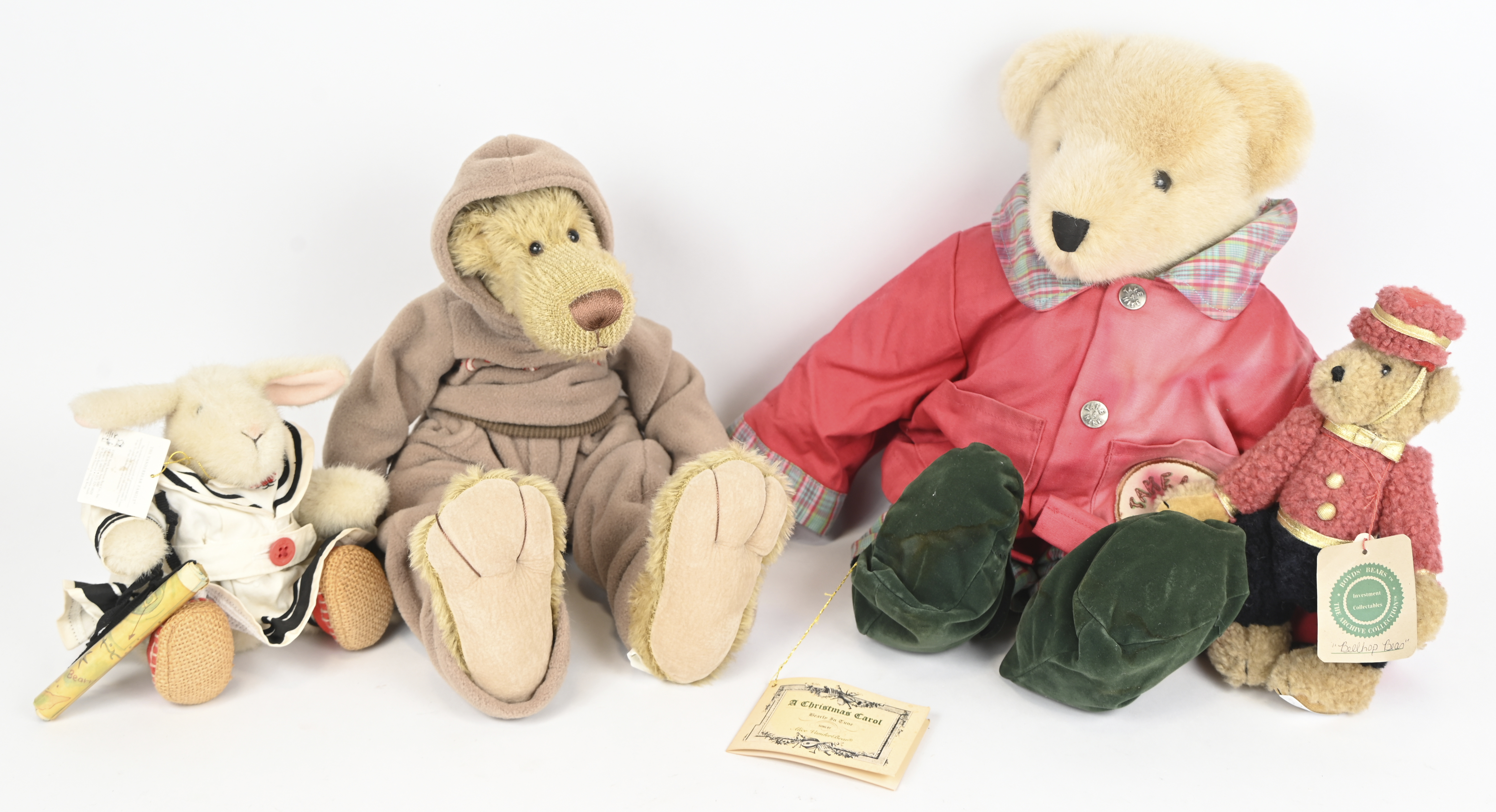 Drie teddyberen en een konijntje, verschillende merken en afmetingen. ‘Bearly in Tune by Alice Vanderbear’, ‘Hoppy VanderHare by The Vanderbear Family’, ‘Boyds’ Bears’ en één merkloos Drie teddyberen en een konijntje, verschillende merken en afmetingen. ‘Bearly in Tune by Alice Vanderbear’, ‘Hoppy VanderHare by The Vanderbear Family’, ‘Boyds’ Bears’ en één merkloos.