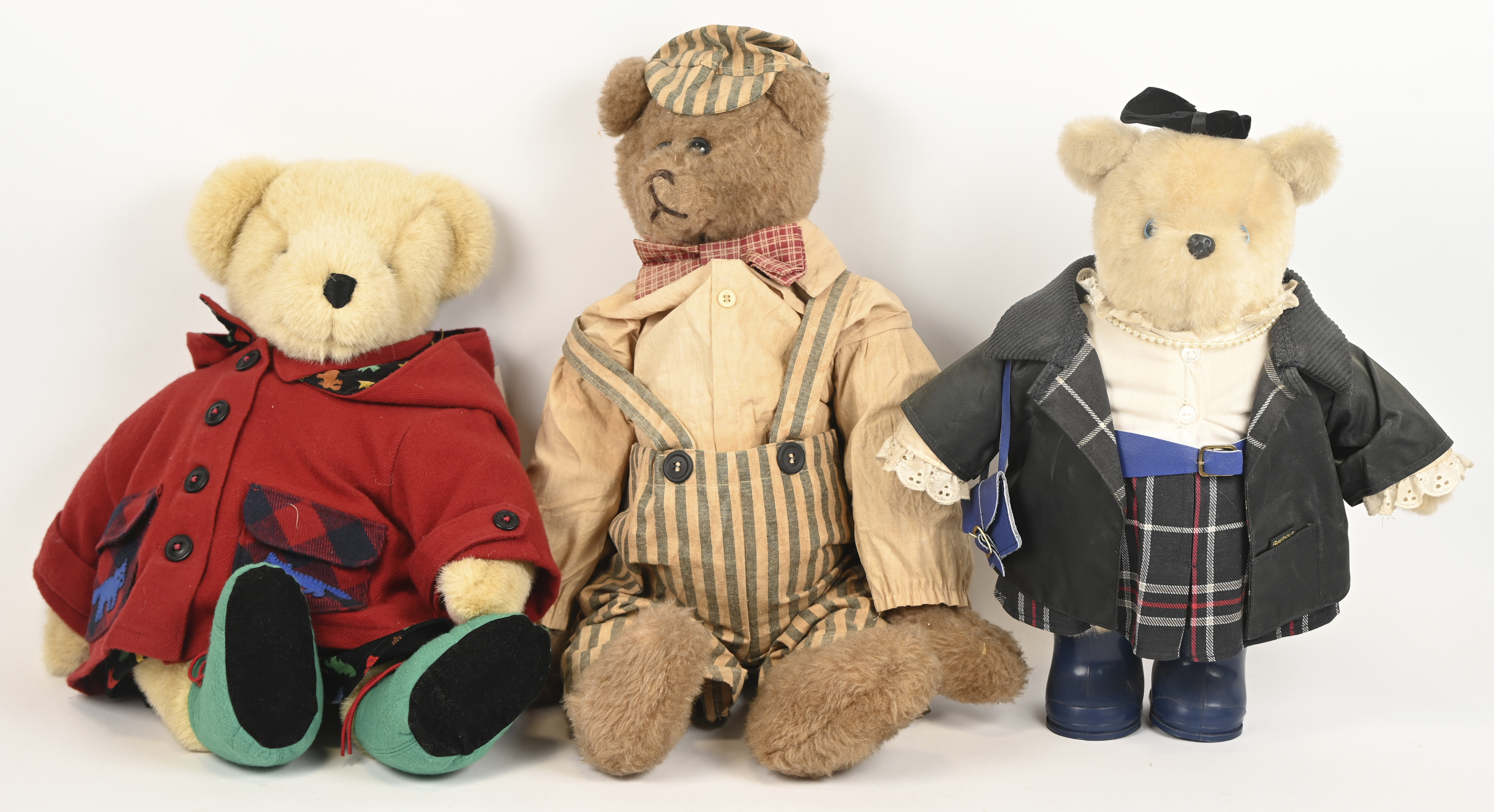 Drie middelgrote teddyberen, verschillende merken en afmetingen. ‘Oscar by Joanies Dolls, met schade aan één poot’, ‘All Spruced Up by Alice Vanderbear’ en één merkloos Drie middelgrote teddyberen, verschillende merken en afmetingen. ‘Oscar by Joanies Dolls, met schade aan één poot’, ‘All Spruced Up by Alice Vanderbear’ en één merkloos.