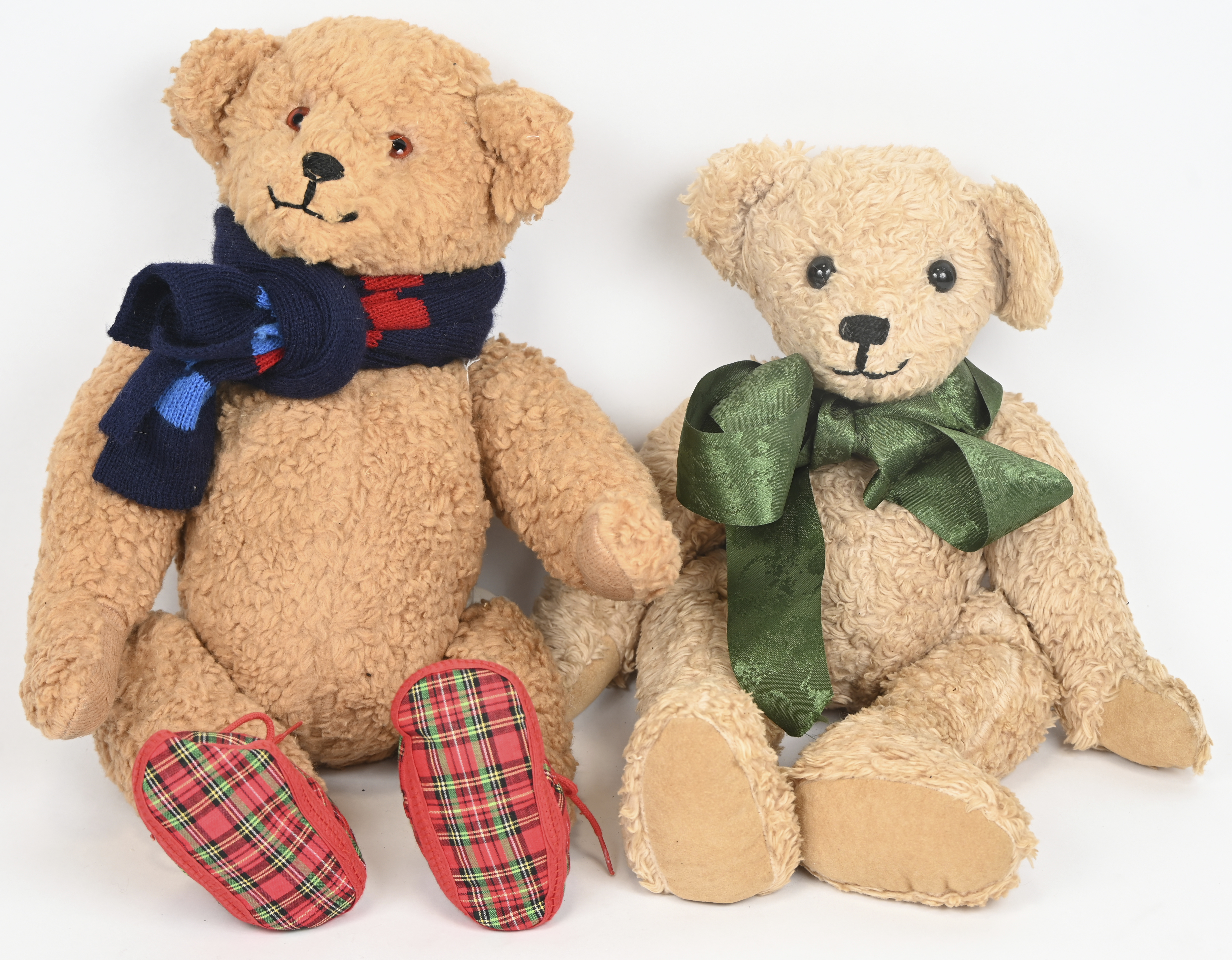 Twee middelgrote vintage teddyberen Twee middelgrote vintage teddyberen.