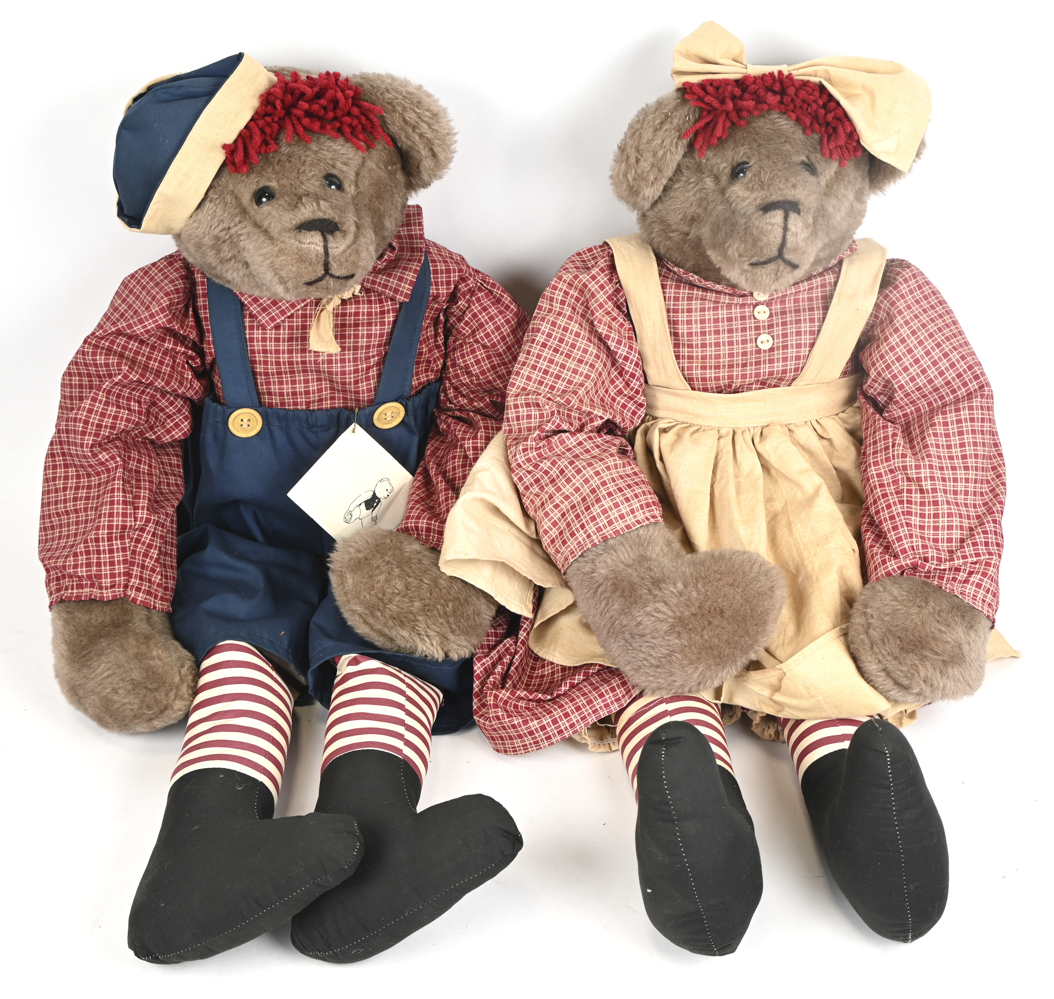 ‘Andy & Ann’, twee handgemaakte beren. Joanies Bears, handmade in Tennessee. Een beer heeft waterschade aan de kledij ‘Andy & Ann’, twee handgemaakte beren. Joanies Bears, handmade in Tennessee. Een beer heeft waterschade aan de kledij.