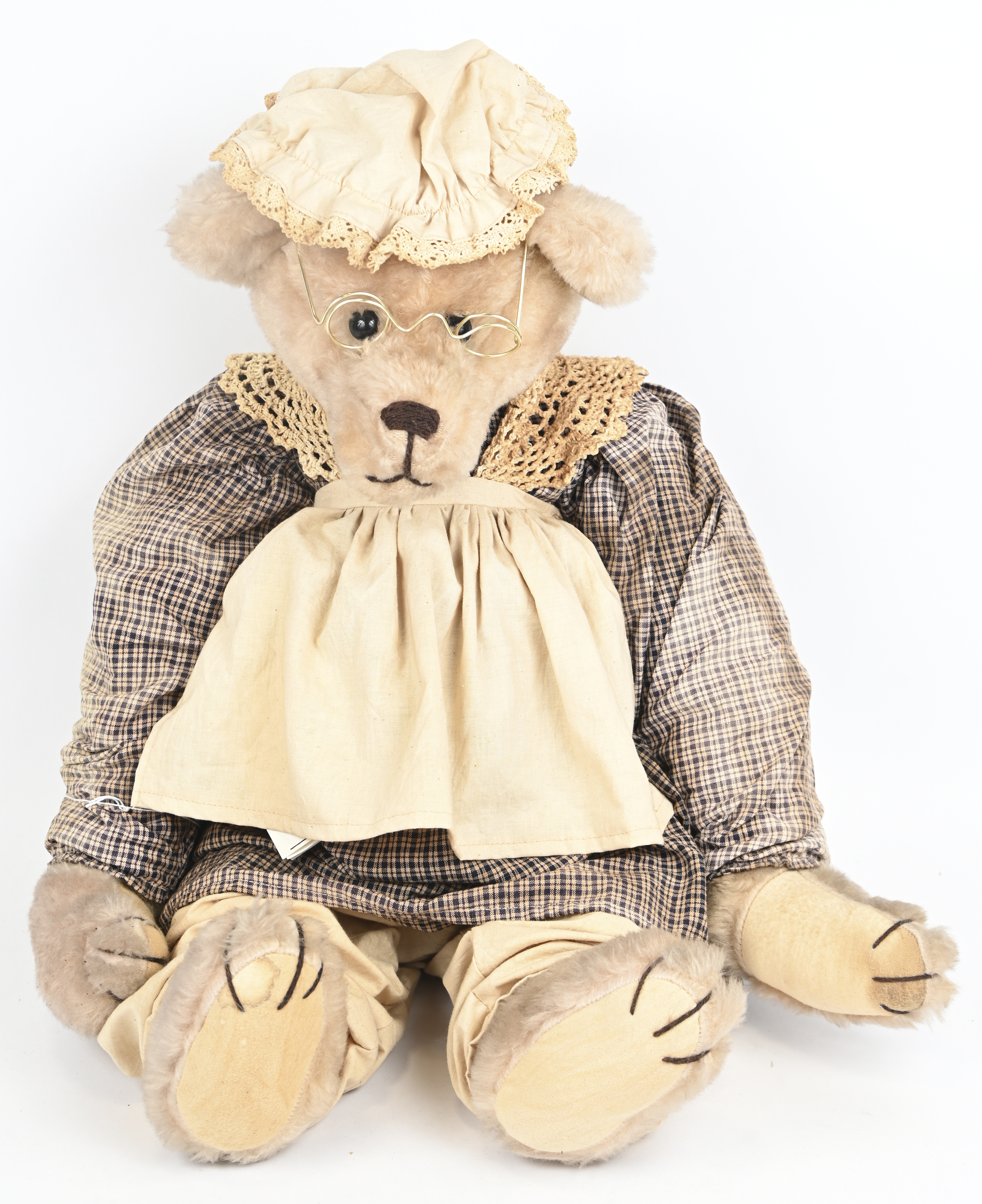 ‘Grandma Gracie’, handmade from an original pattern by Joanies Dolls in Tennessee. Met waterschade aan de kledij ‘Grandma Gracie’, handmade from an original pattern by Joanies Dolls in Tennessee. Met waterschade aan de kledij.