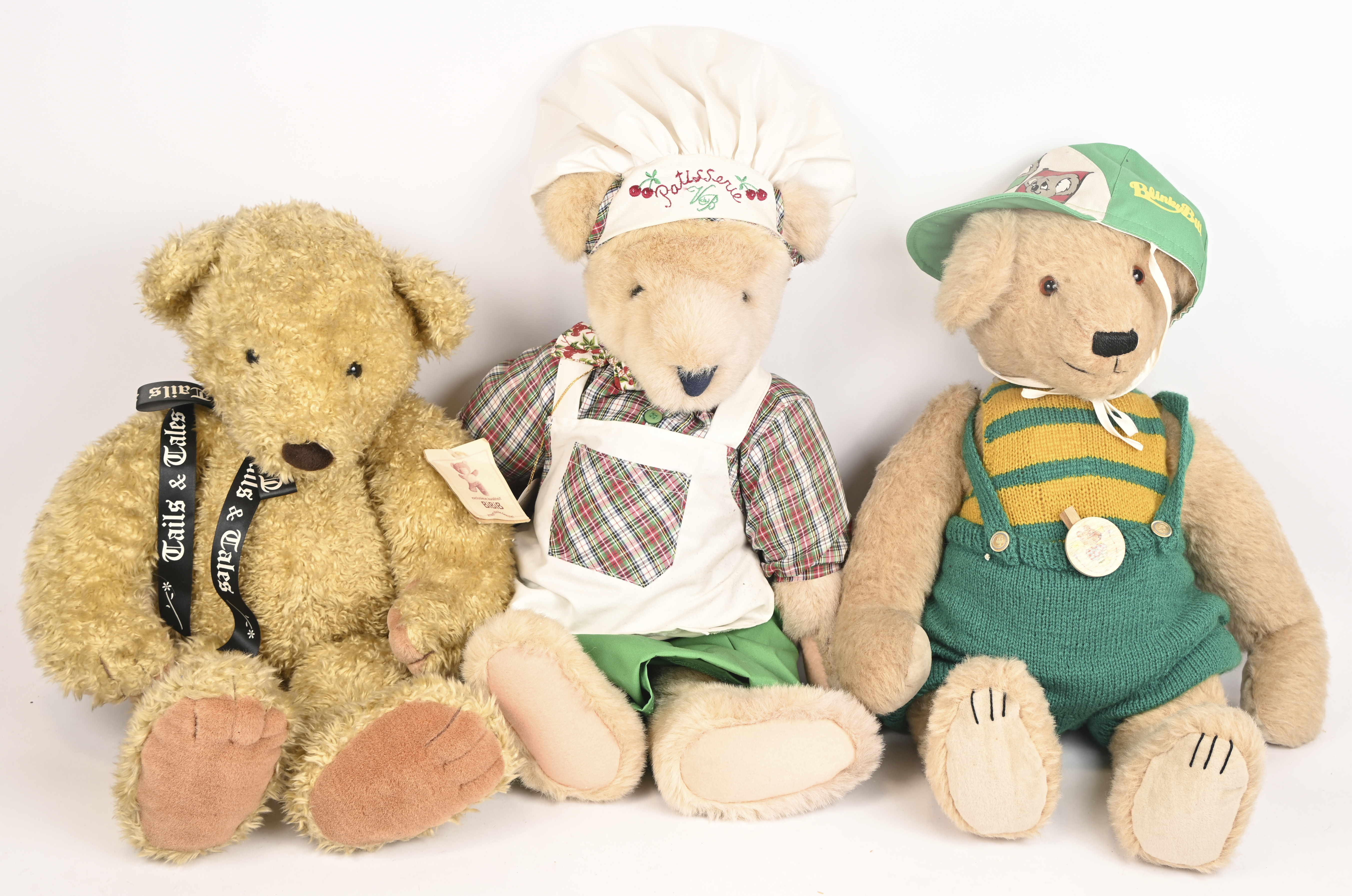 Drie grote teddyberen van verschillende merken. ‘Tails & Tales’, ‘The Cherry Pie Collector by Cornelius Vanderbear’ en één vintage beer zonder label Drie grote teddyberen van verschillende merken. ‘Tails & Tales’, ‘The Cherry Pie Collector by Cornelius Vanderbear’ en één vintage beer zonder label.