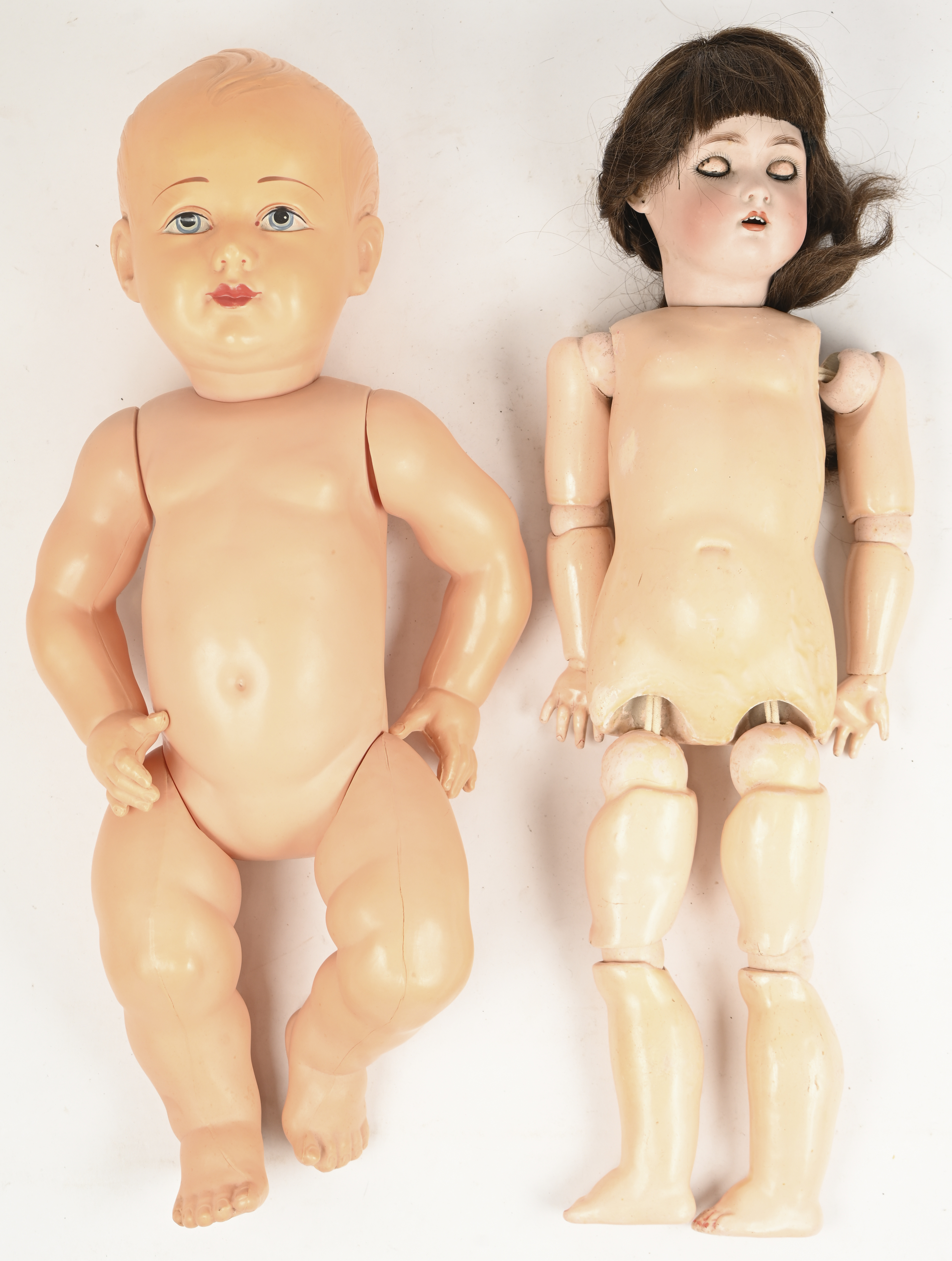 Een antieke pop met een porseleinen hoofd van de Duitse firma ‘Simon & Halbig’. Gemerkt ‘K & R 46’. Toegevoegd een vintage pop gemerkt met een adelaarshoofd, France Een antieke pop met een porseleinen hoofd van de Duitse firma ‘Simon & Halbig’. Gemerkt ‘K & R 46’. Toegevoegd een vintage pop gemerkt met een adelaarshoofd, France.