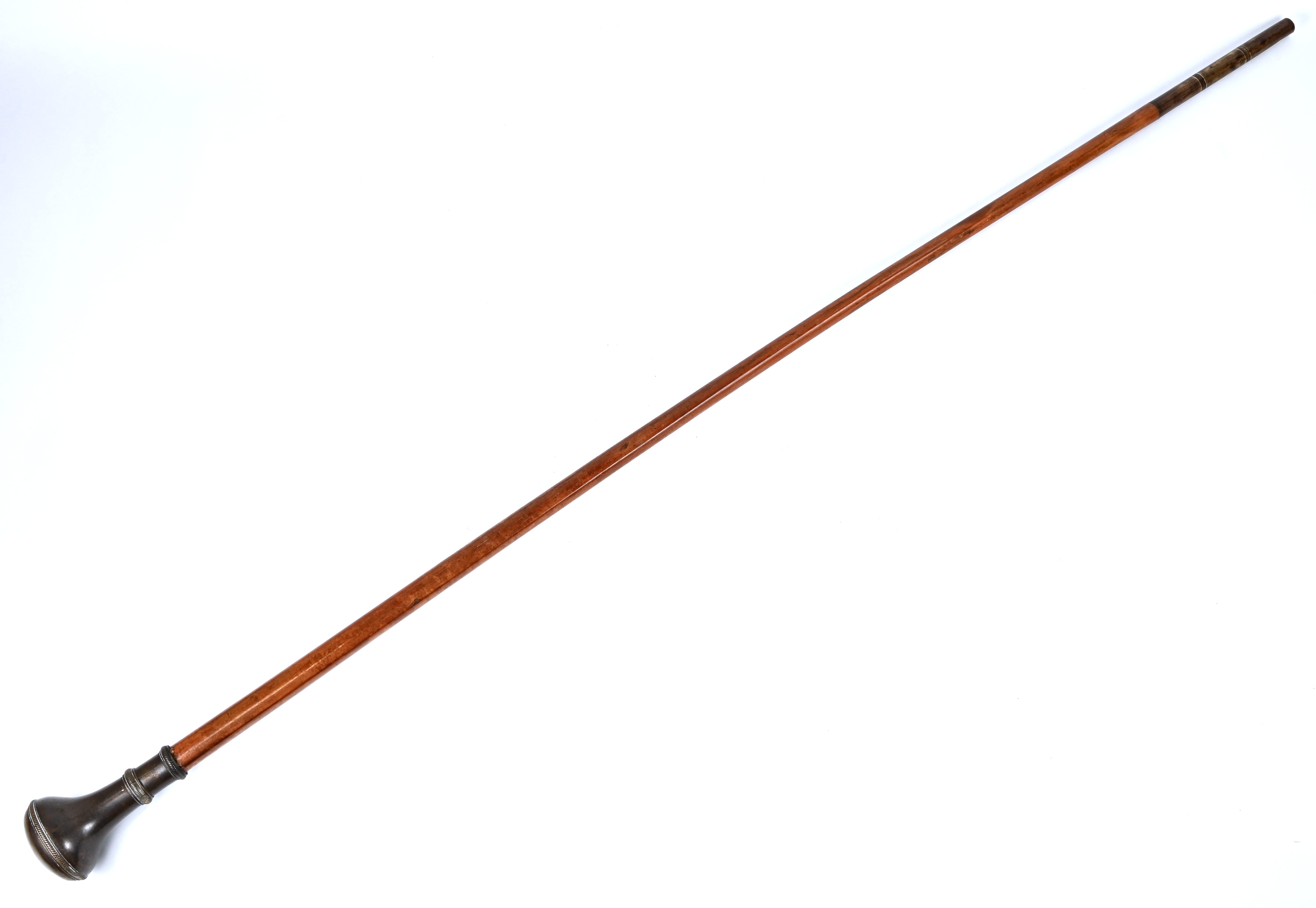 Een oude Tambour-maitre stok, hout met koperen afwerking Een oude Tambour-maitre stok, hout met koperen afwerking.