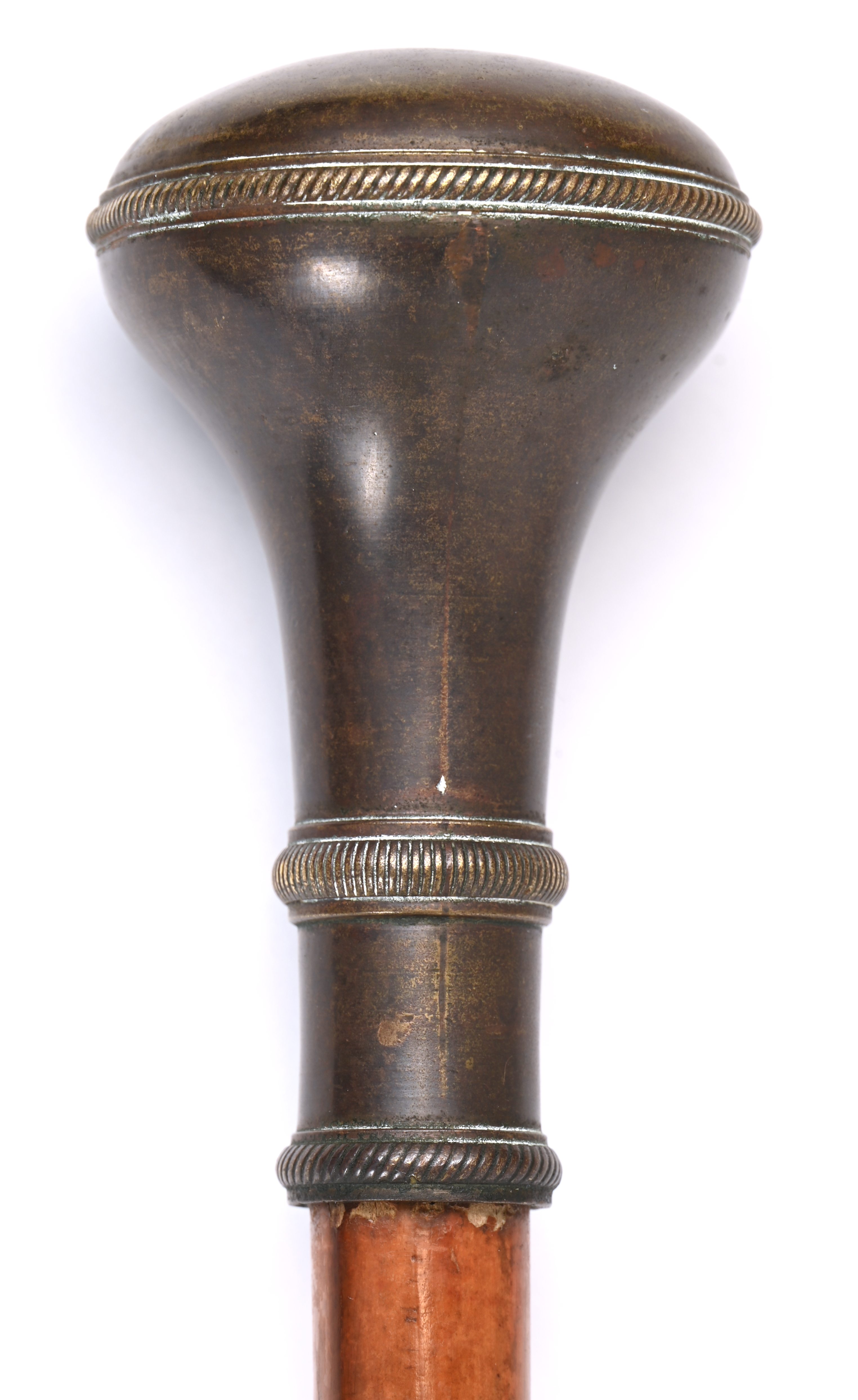 Een oude Tambour-maitre stok, hout met koperen afwerking Een oude Tambour-maitre stok, hout met koperen afwerking.