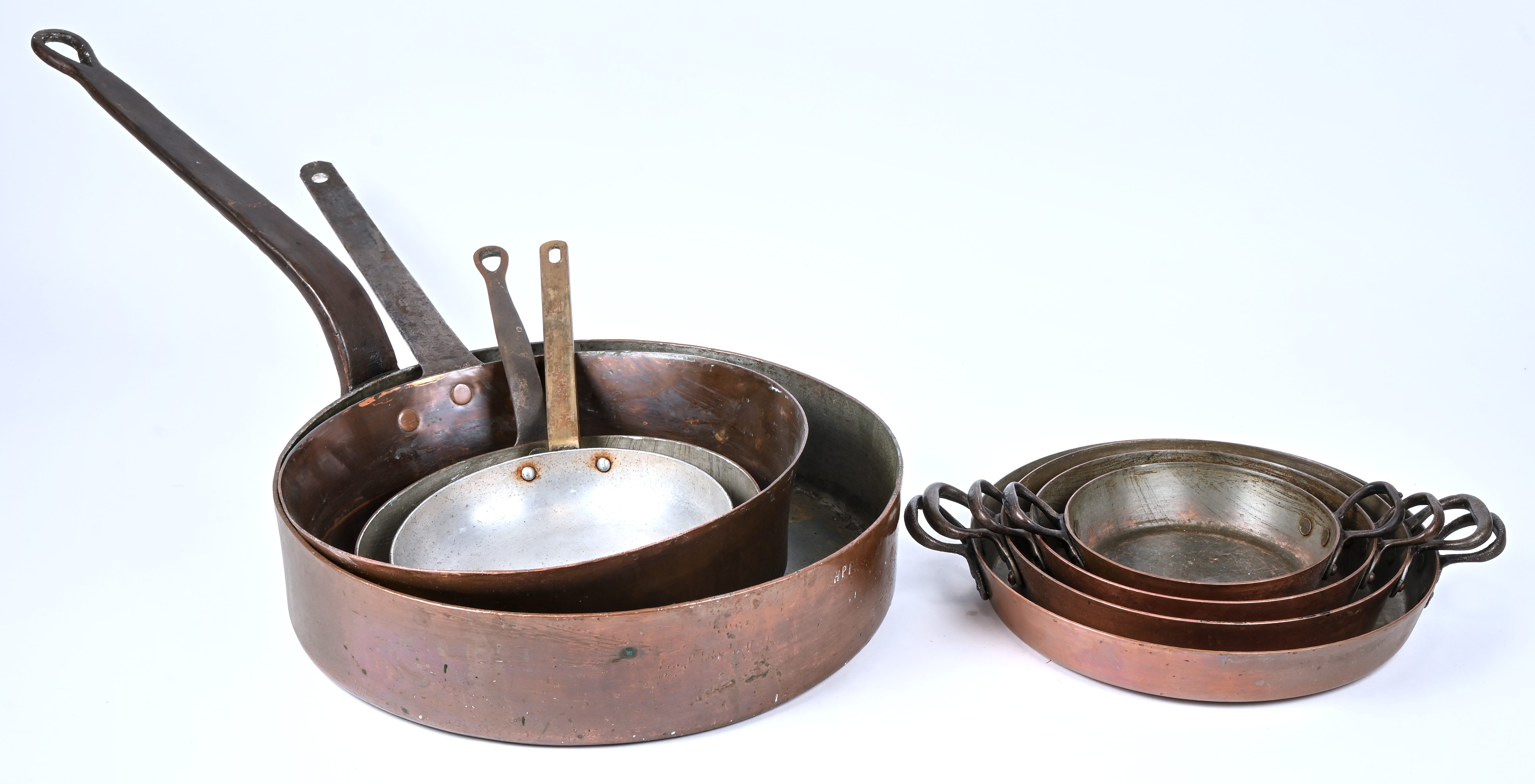 Een lot van 8 koperen kookpannen waarvan 1 xxl Een lot van 8 koperen kookpannen waarvan 1 xxl.