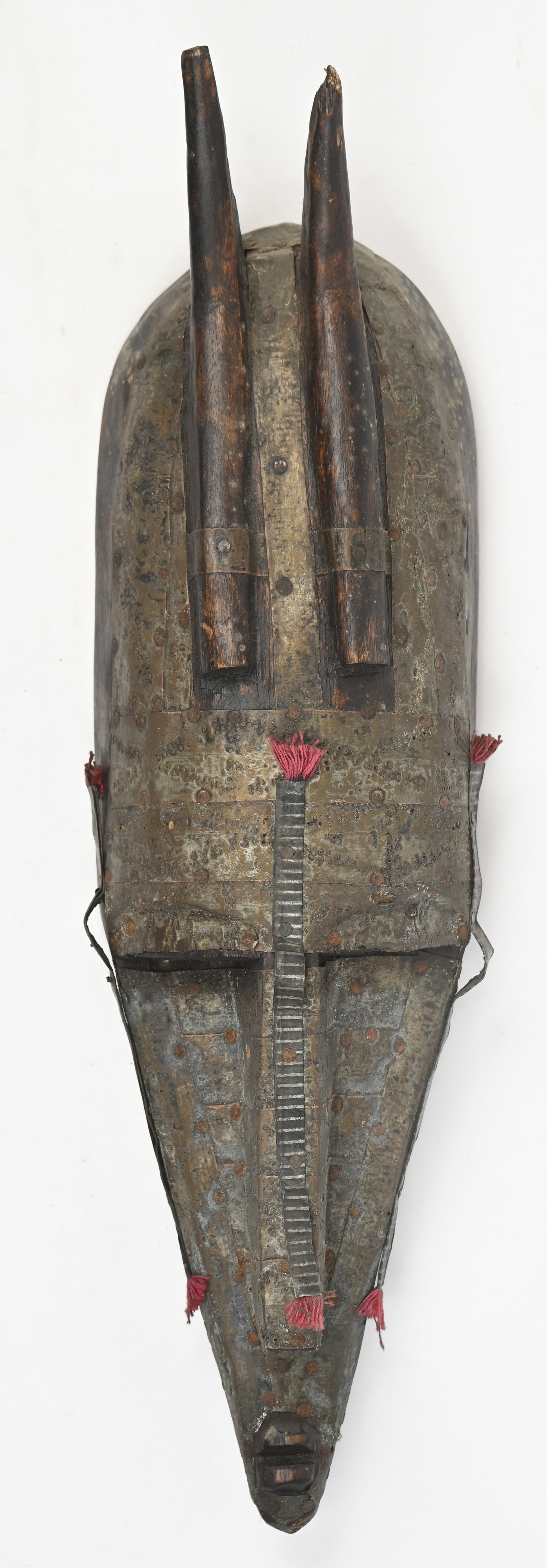 Een Marka dansmasker. Mali. Met matalen details Een Marka dansmasker. Mali. Met matalen details.