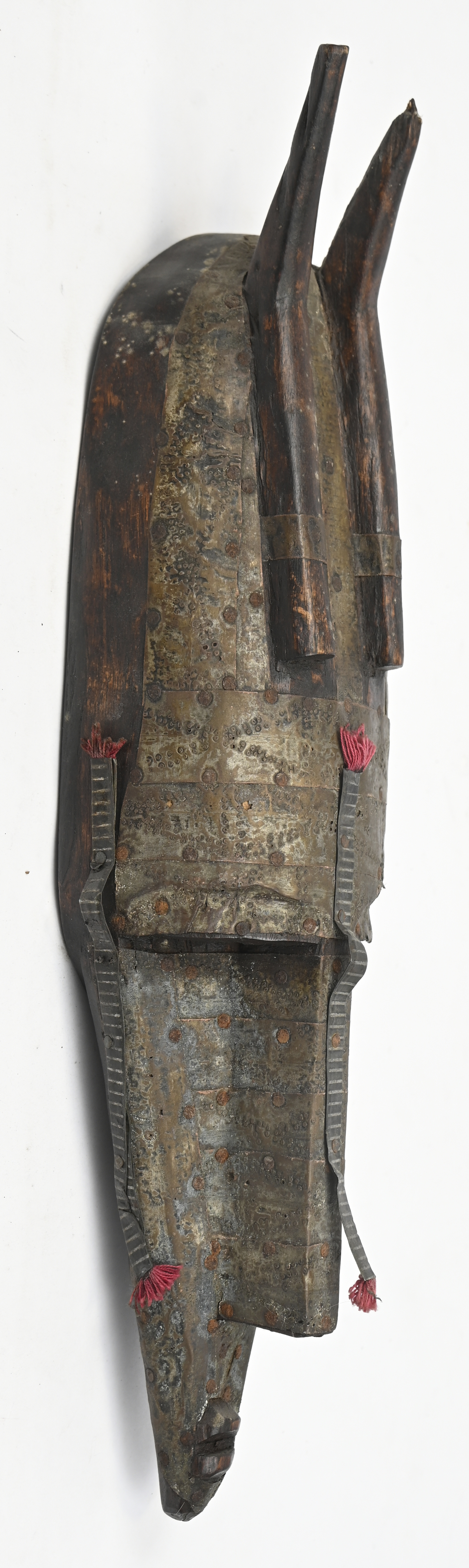 Een Marka dansmasker. Mali. Met matalen details Een Marka dansmasker. Mali. Met matalen details.