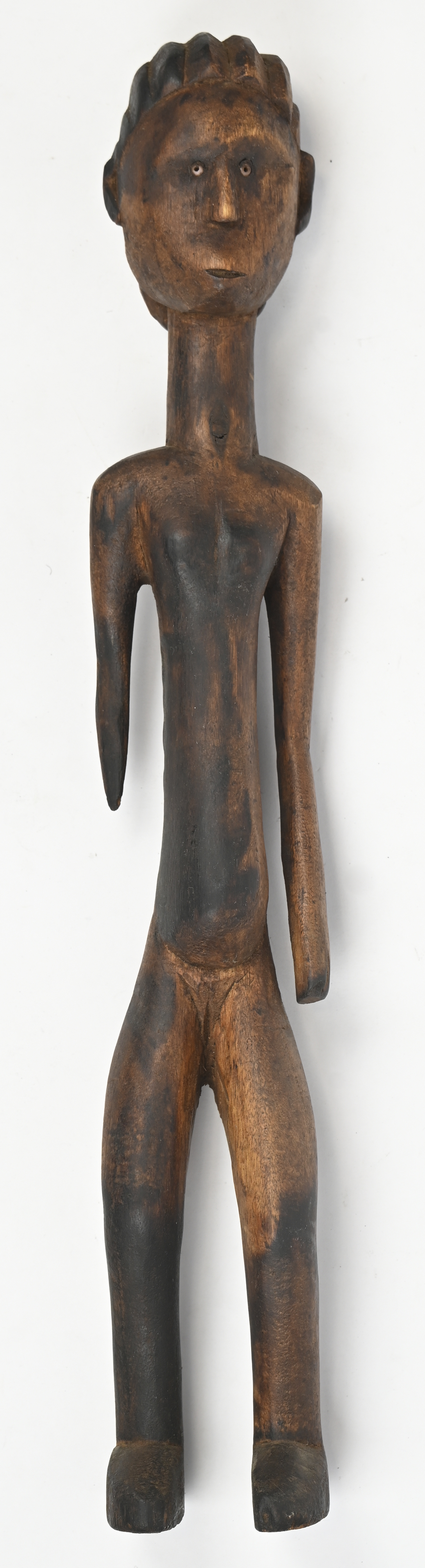 Een houten beeld van een jong meisje. Hemba, Kongo Een houten beeld van een jong meisje. Hemba, Kongo.