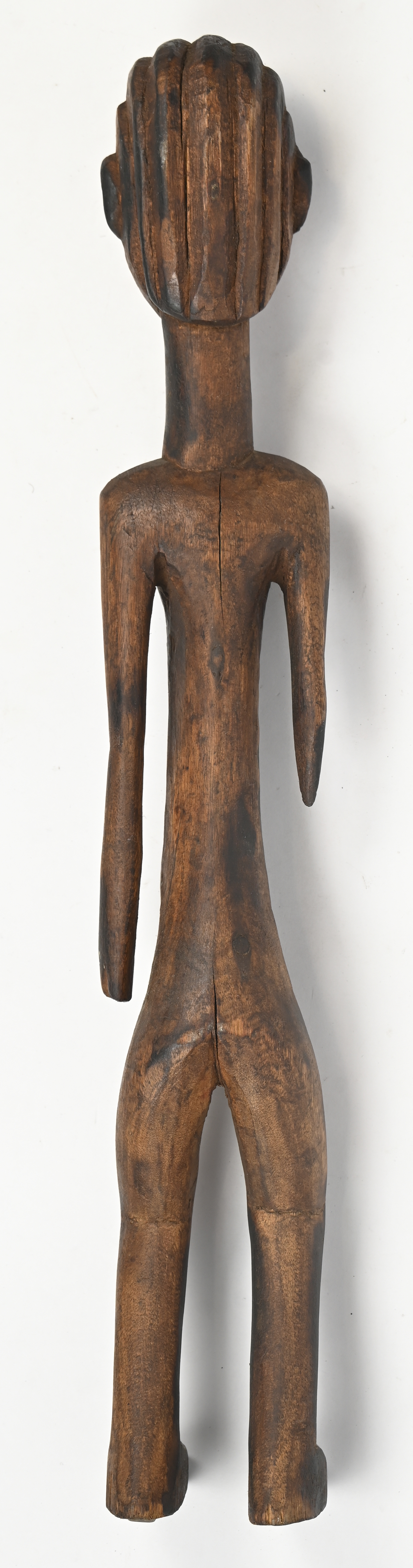 Een houten beeld van een jong meisje. Hemba, Kongo Een houten beeld van een jong meisje. Hemba, Kongo.