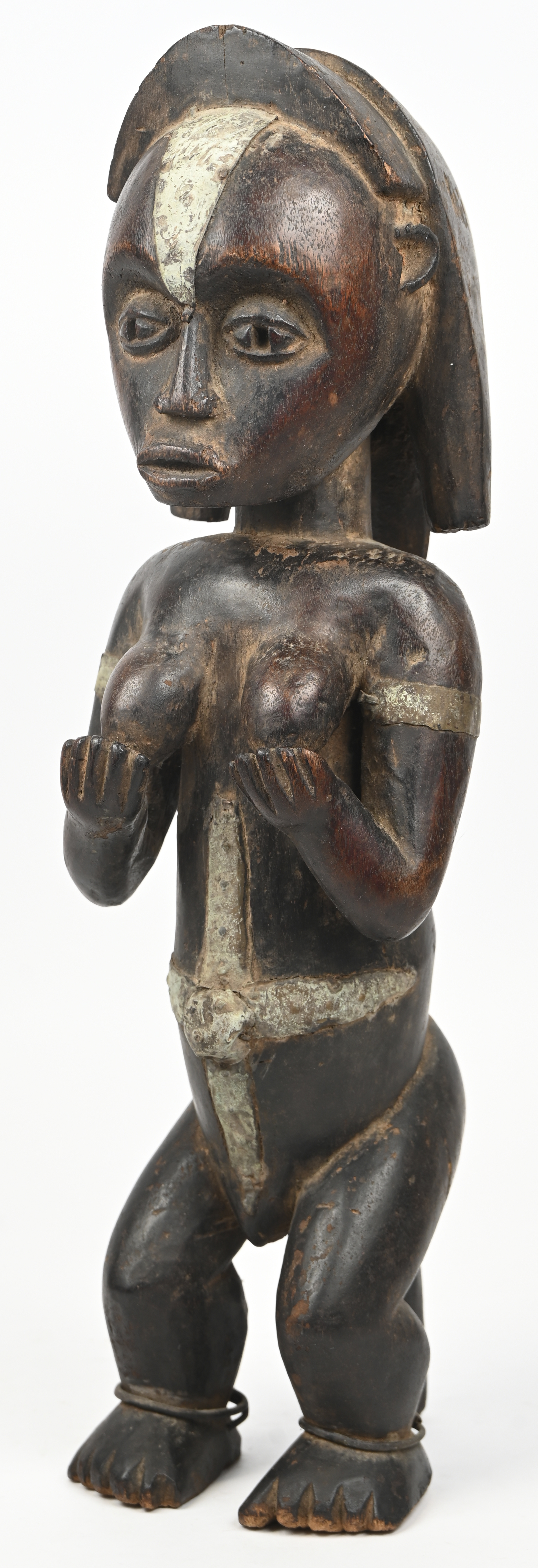 Een houten beeld van een lacterende voorouder. Hemba, Kongo Een houten beeld van een lacterende voorouder. Hemba, Kongo.