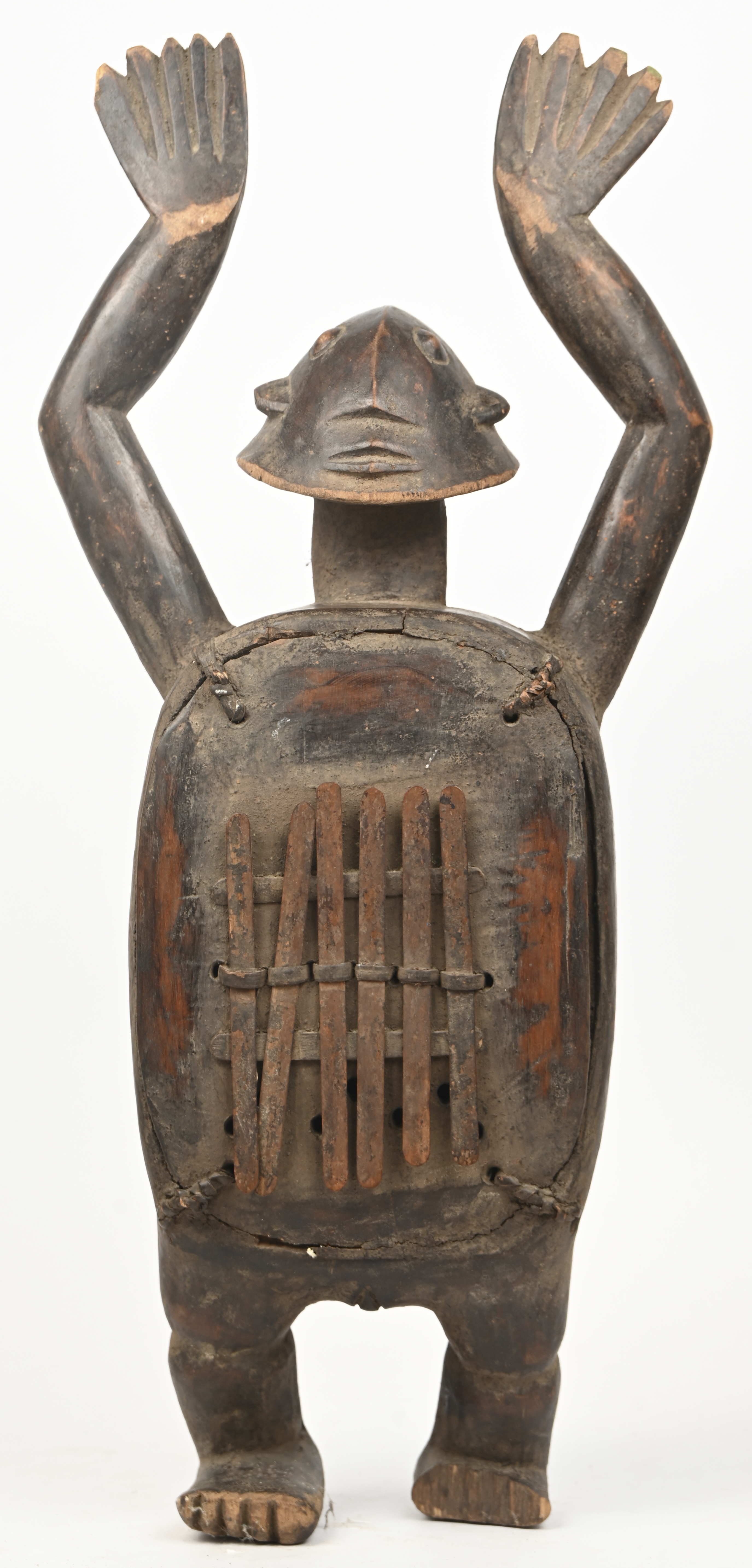 Een muziekinstrument in de vorm van een antropomorfe schildpad Een muziekinstrument in de vorm van een antropomorfe schildpad.