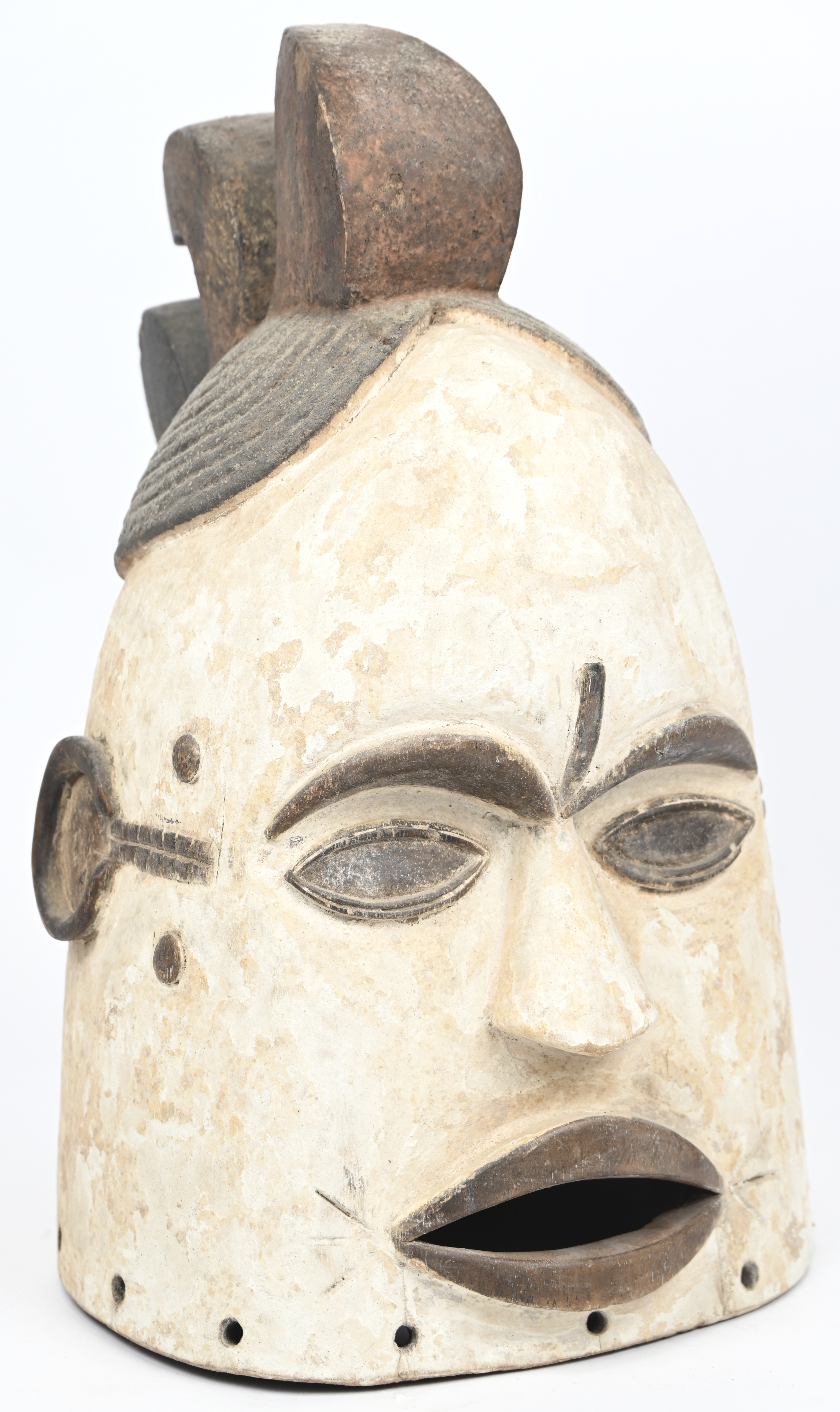 Helmmasker van wit gebeitst hout. Ibo, Nigeria Helmmasker van wit gebeitst hout. Ibo, Nigeria.