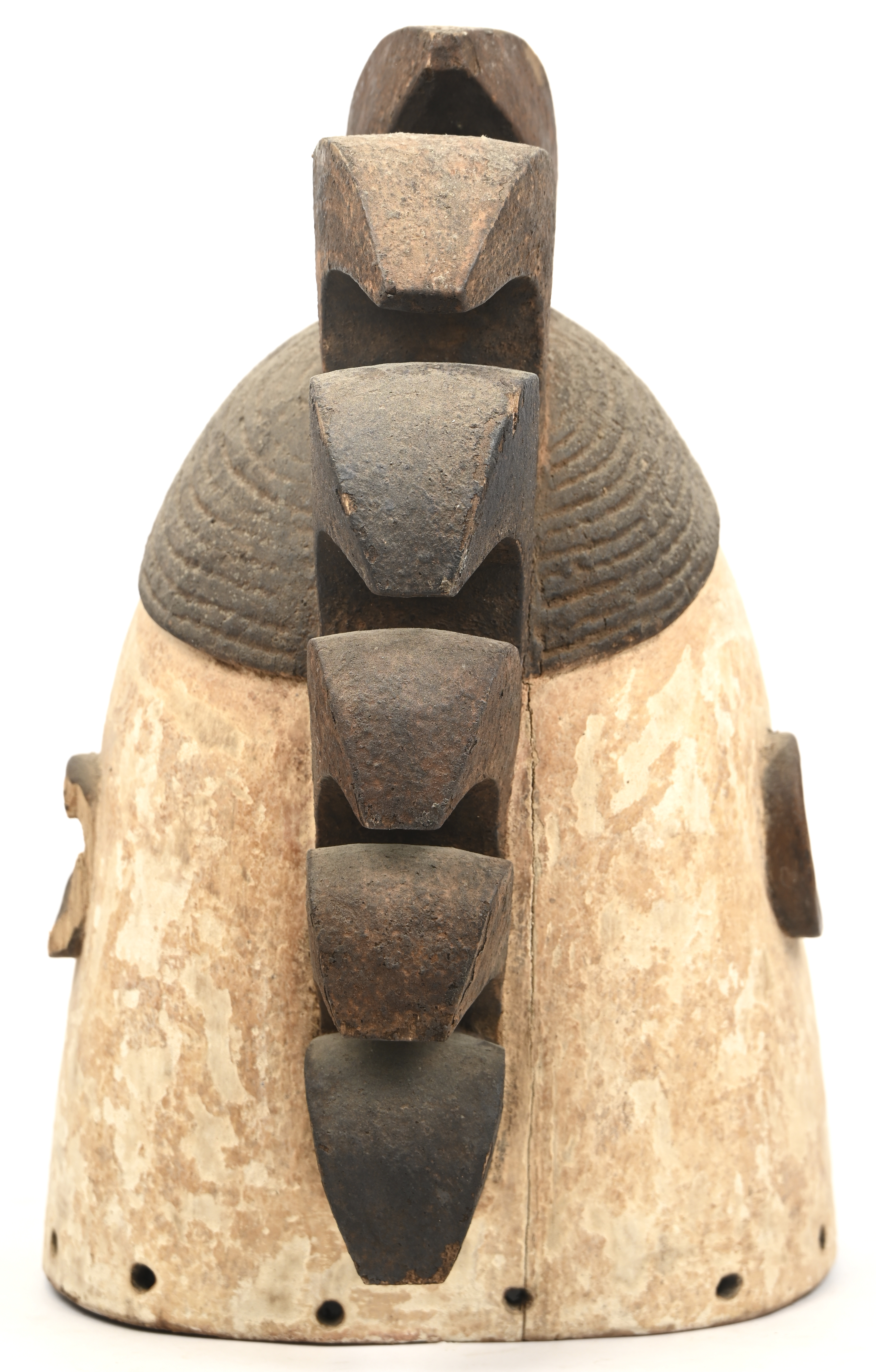 Helmmasker van wit gebeitst hout. Ibo, Nigeria Helmmasker van wit gebeitst hout. Ibo, Nigeria.