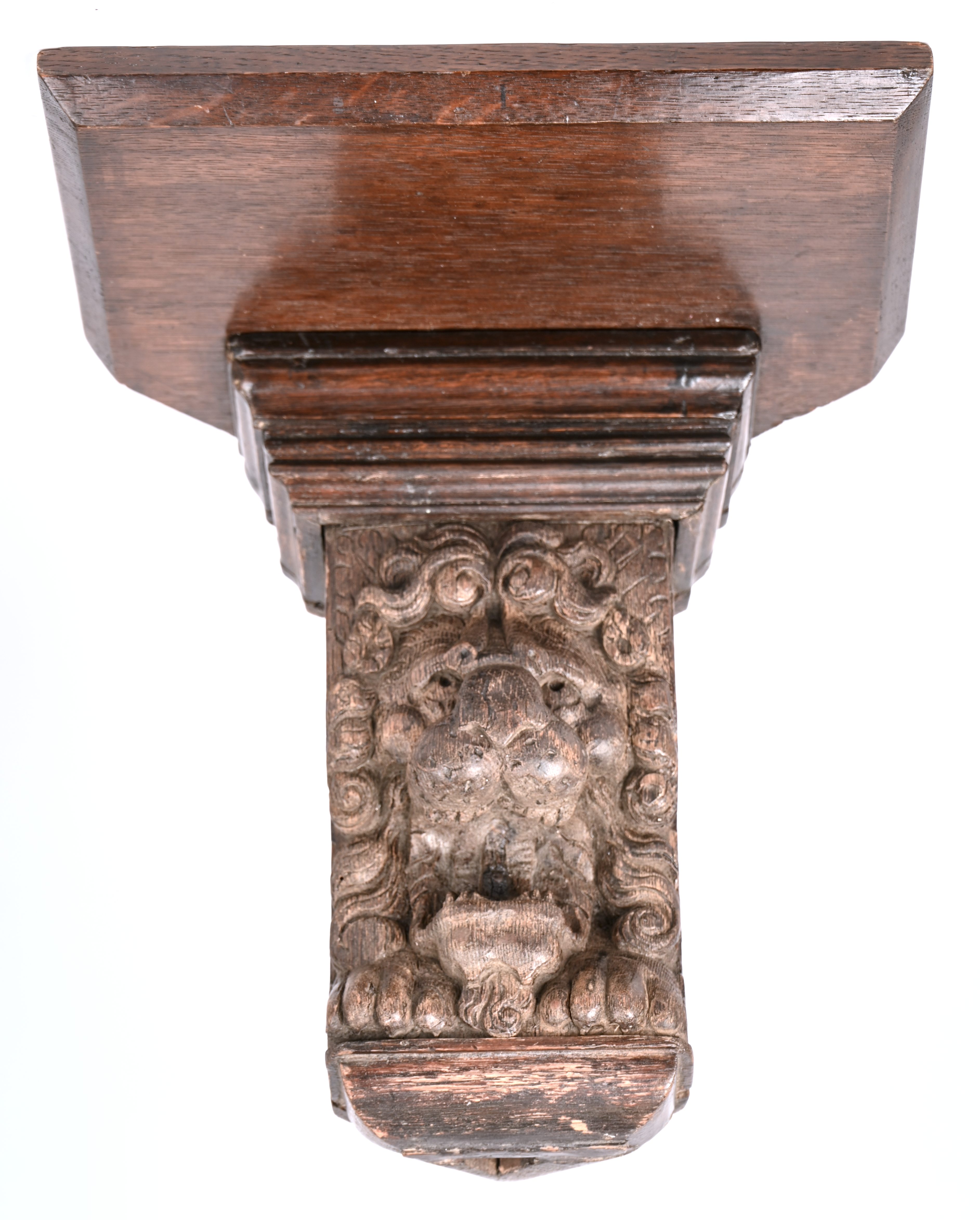 Een gesculpteerde houten wandconsole gedragen door een brullende leeuw, hoekmodel Een gesculpteerde houten wandconsole gedragen door een brullende leeuw, hoekmodel.