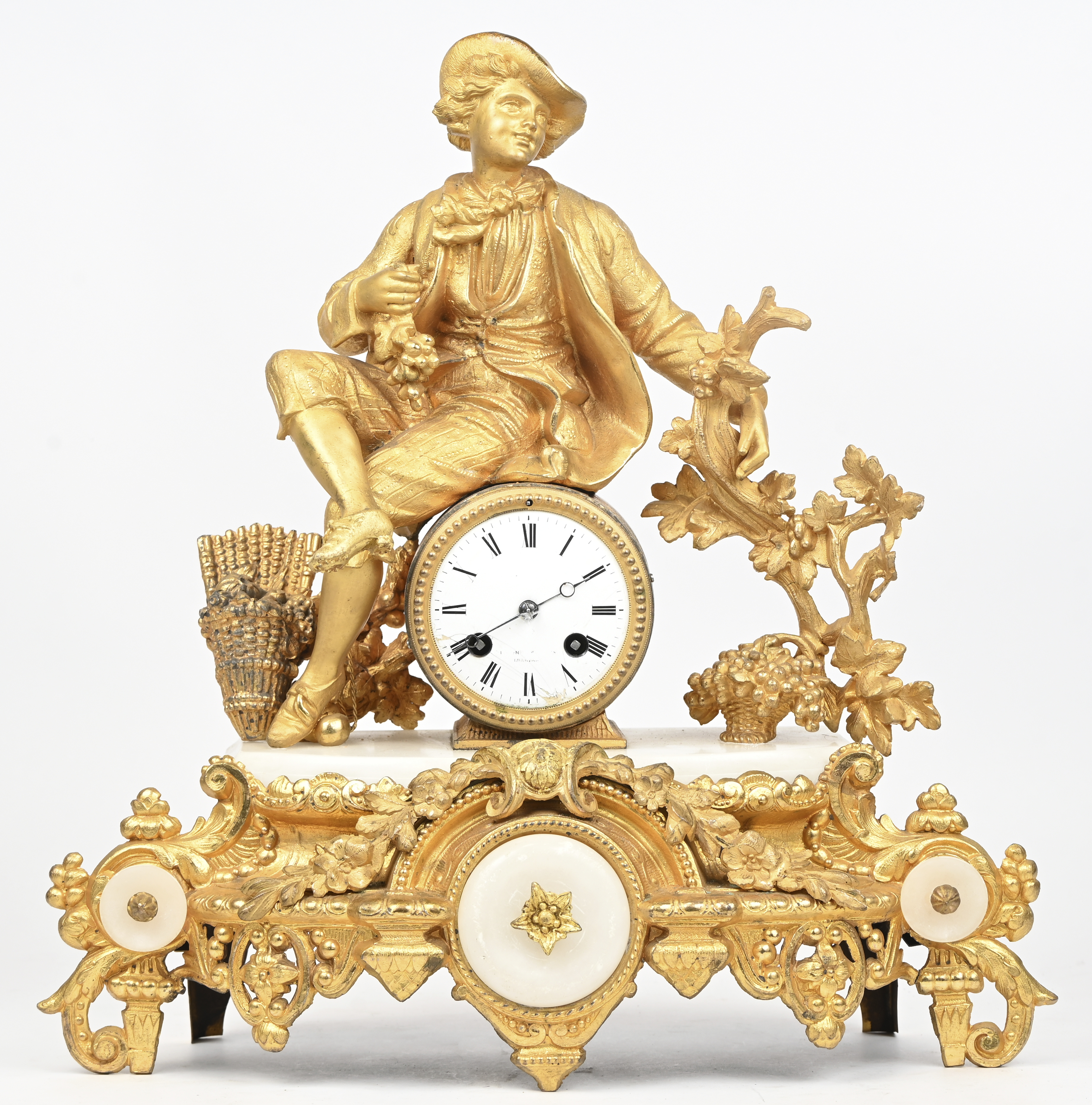 Een mantelklok, verguld zamak en albast, onvolledig Een mantelklok, verguld zamak en albast, onvolledig.