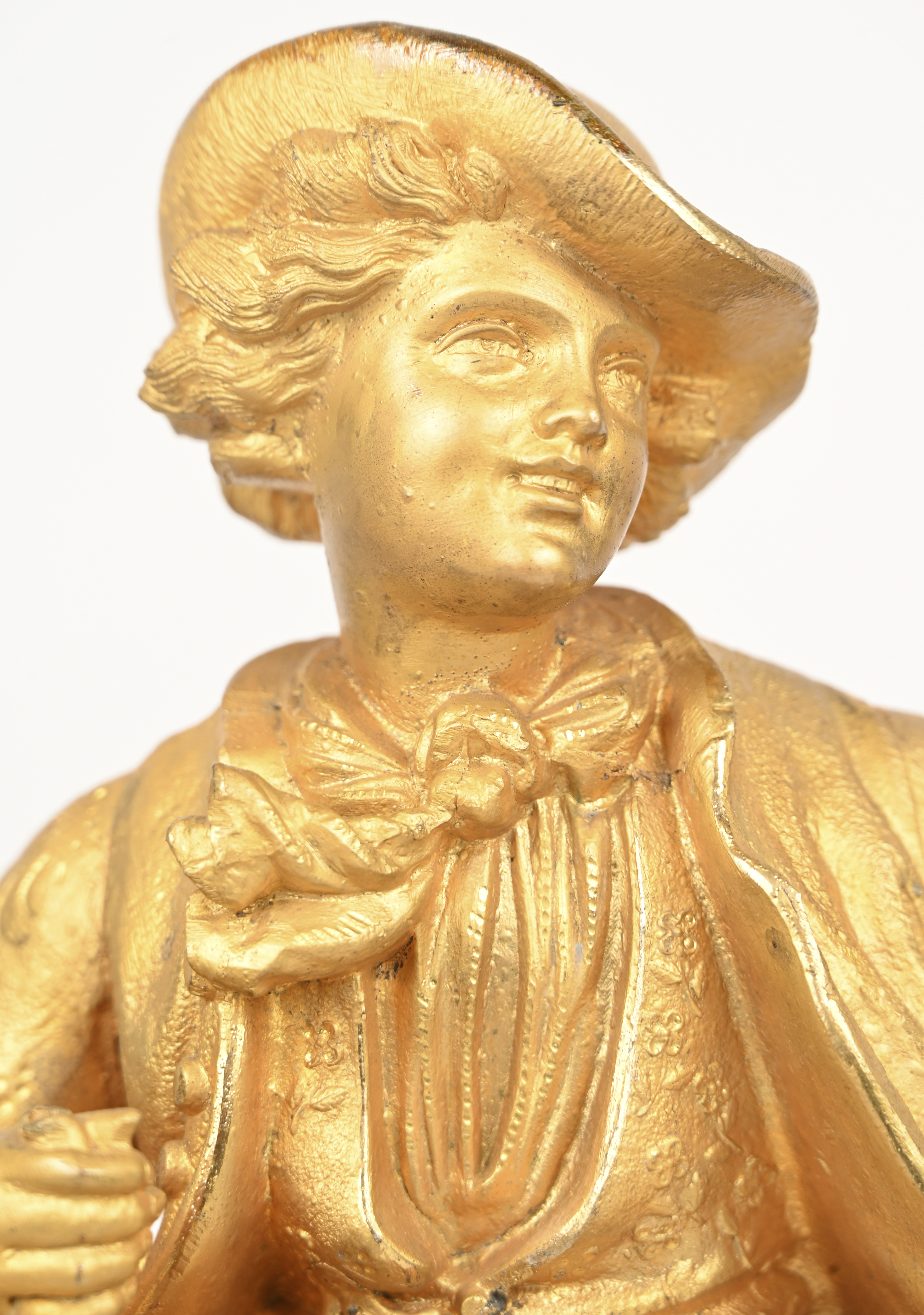 Een mantelklok, verguld zamak en albast, onvolledig Een mantelklok, verguld zamak en albast, onvolledig.