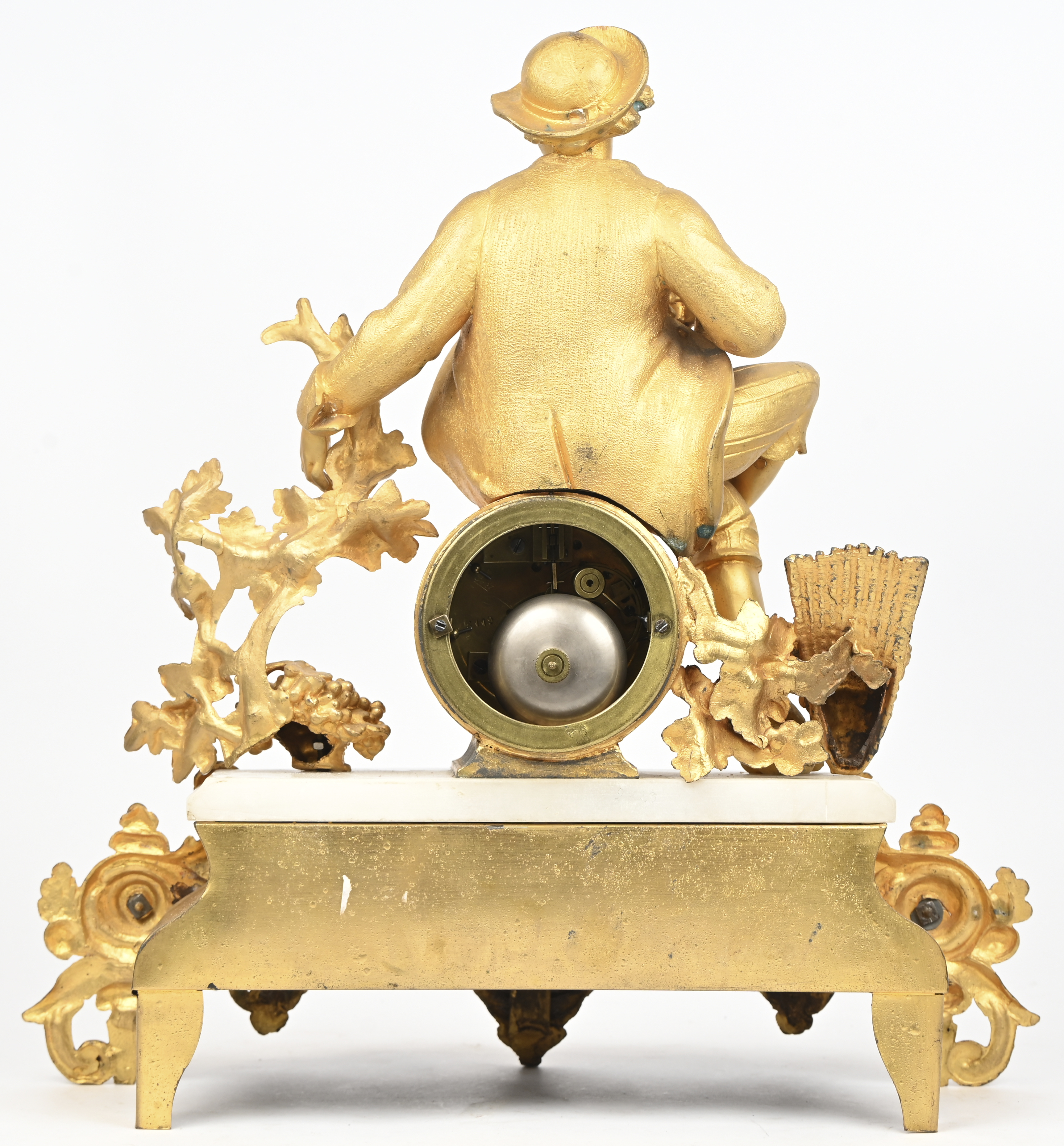 Een mantelklok, verguld zamak en albast, onvolledig Een mantelklok, verguld zamak en albast, onvolledig.