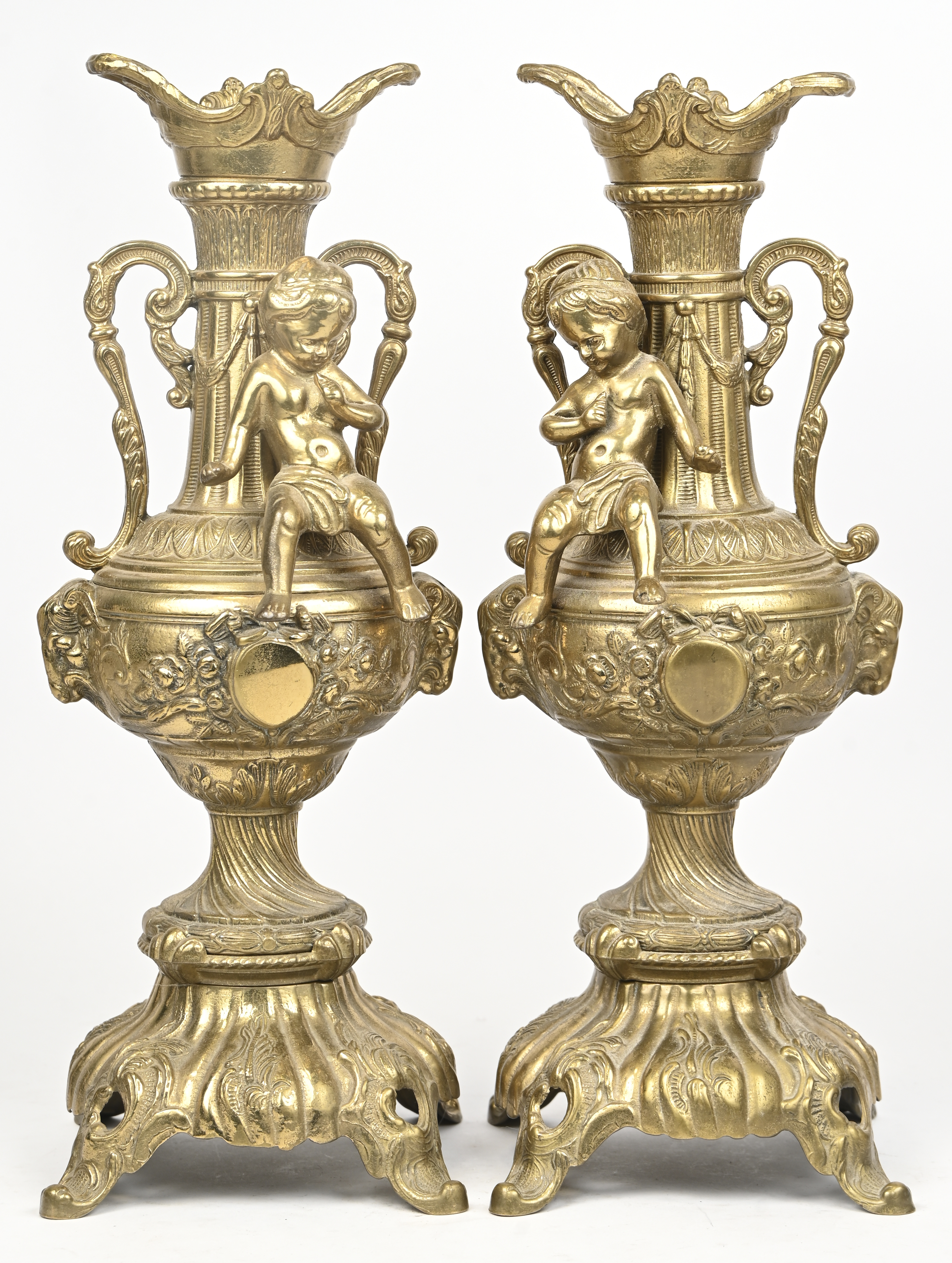 Een set van 2 messing kandelaars met putti Een set van 2 messing kandelaars met putti.