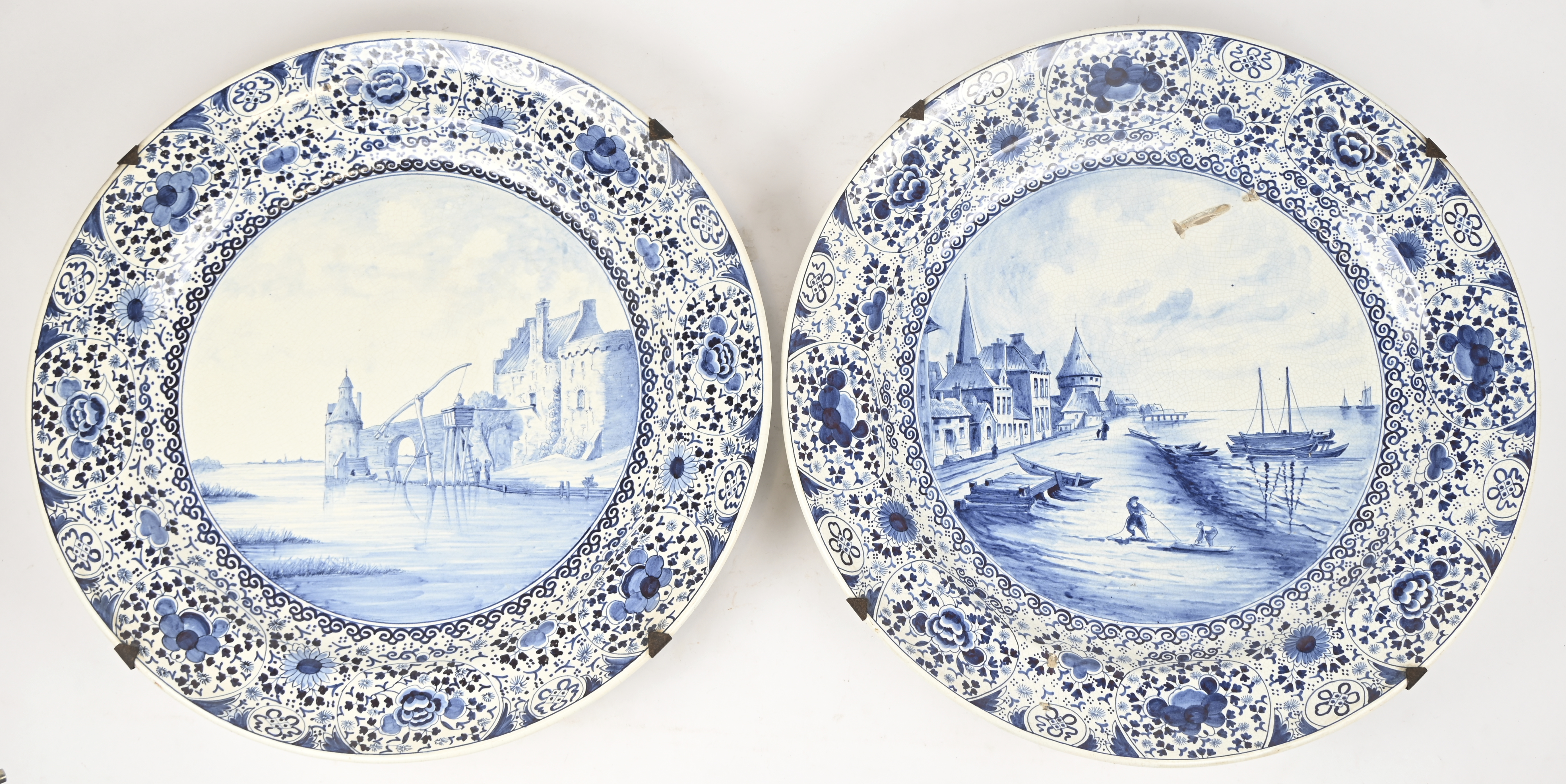 Een paar grote wandborden in blauw-wit aardewerk, gemerkt Boch Een paar grote wandborden in blauw-wit aardewerk, gemerkt Boch.