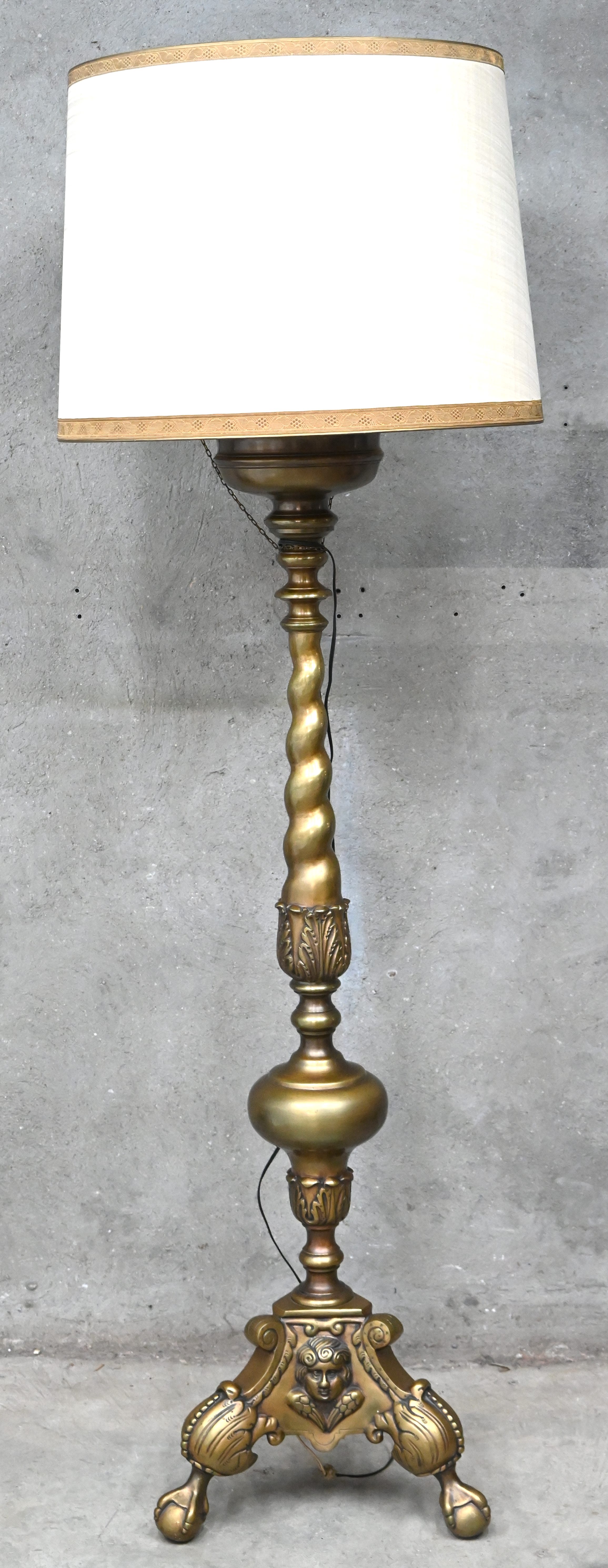 Een staande lamp met massieve messing voet, oa gedecoreerd met engeltjes en klauwpoten Een staande lamp met massieve messing voet, oa gedecoreerd met engeltjes en klauwpoten.