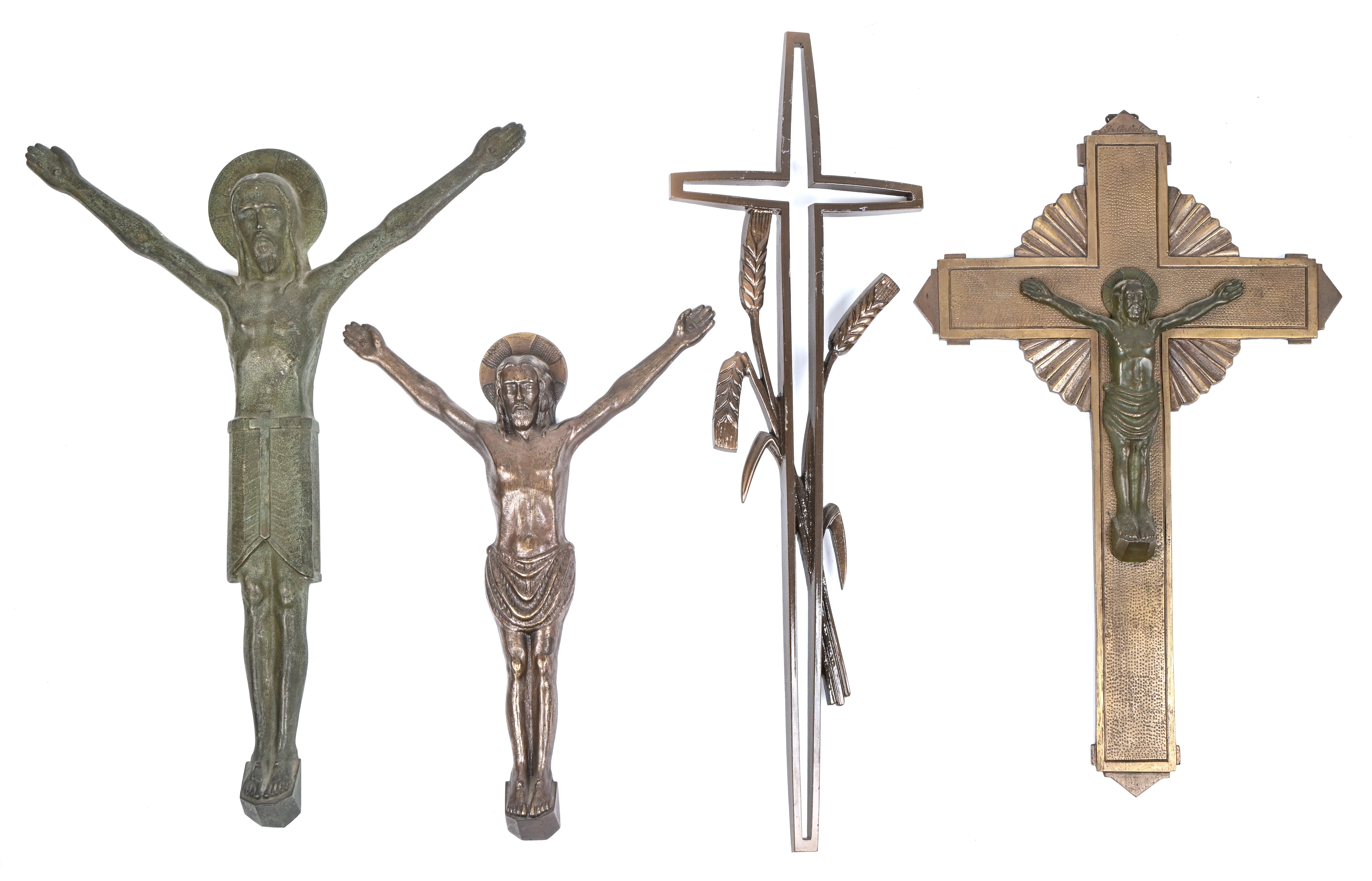 Vier bronzen kruisbeelden, waarvan twee getekend Fr. Corbeels. Jaren 50-70 Vier bronzen kruisbeelden, waarvan twee getekend Fr. Corbeels. Jaren 50-70.