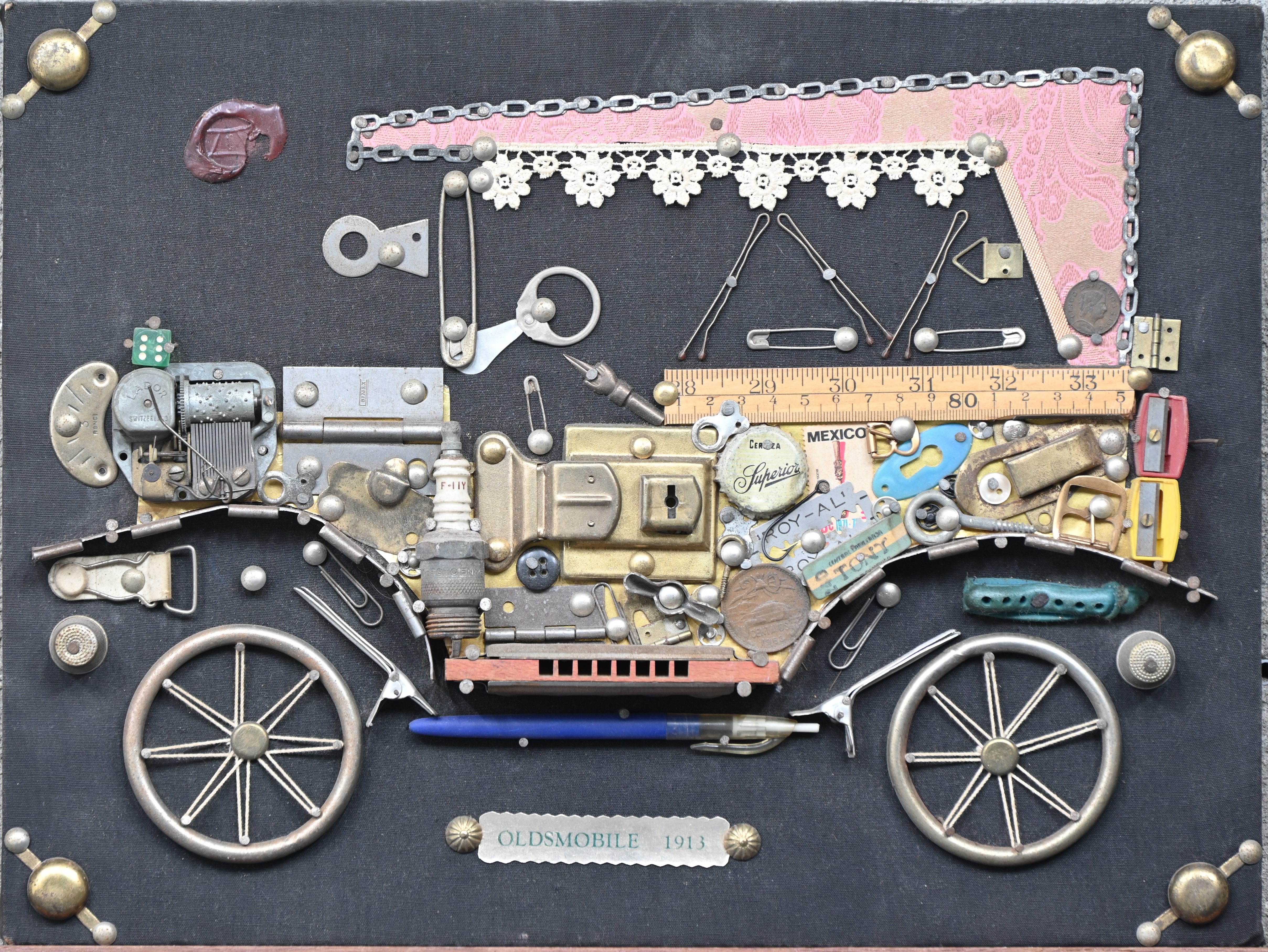 ‘Oldsmobile 1913’, een steampunk sculptuur. Getekend op de rug ‘Hans-Wolfgang Schmidt’, made in Mexico 1972 ‘Oldsmobile 1913’, een steampunk sculptuur. Getekend op de rug ‘Hans-Wolfgang Schmidt’, made in Mexico 1972.